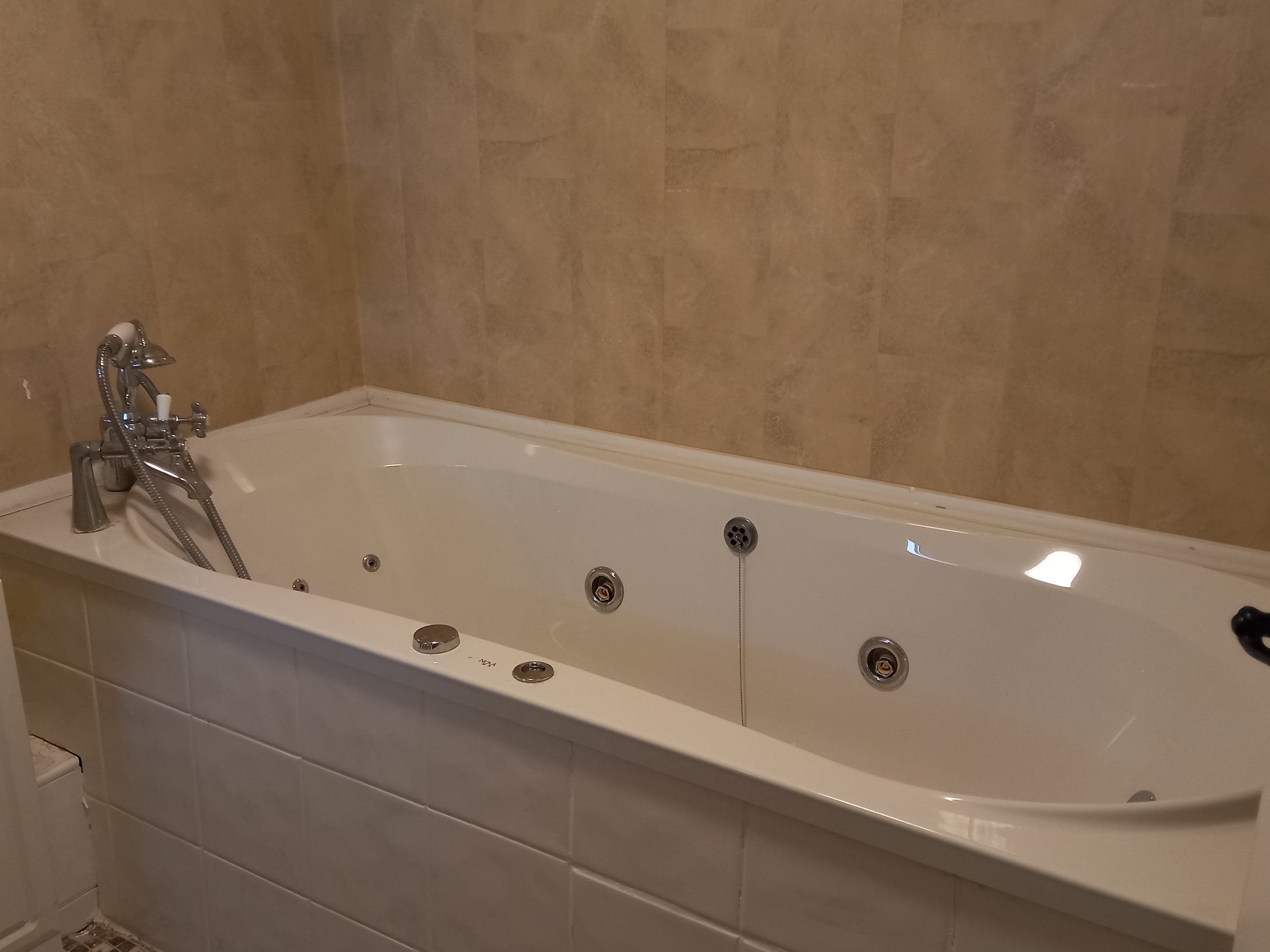 Room 2 Jacuzzi bath
