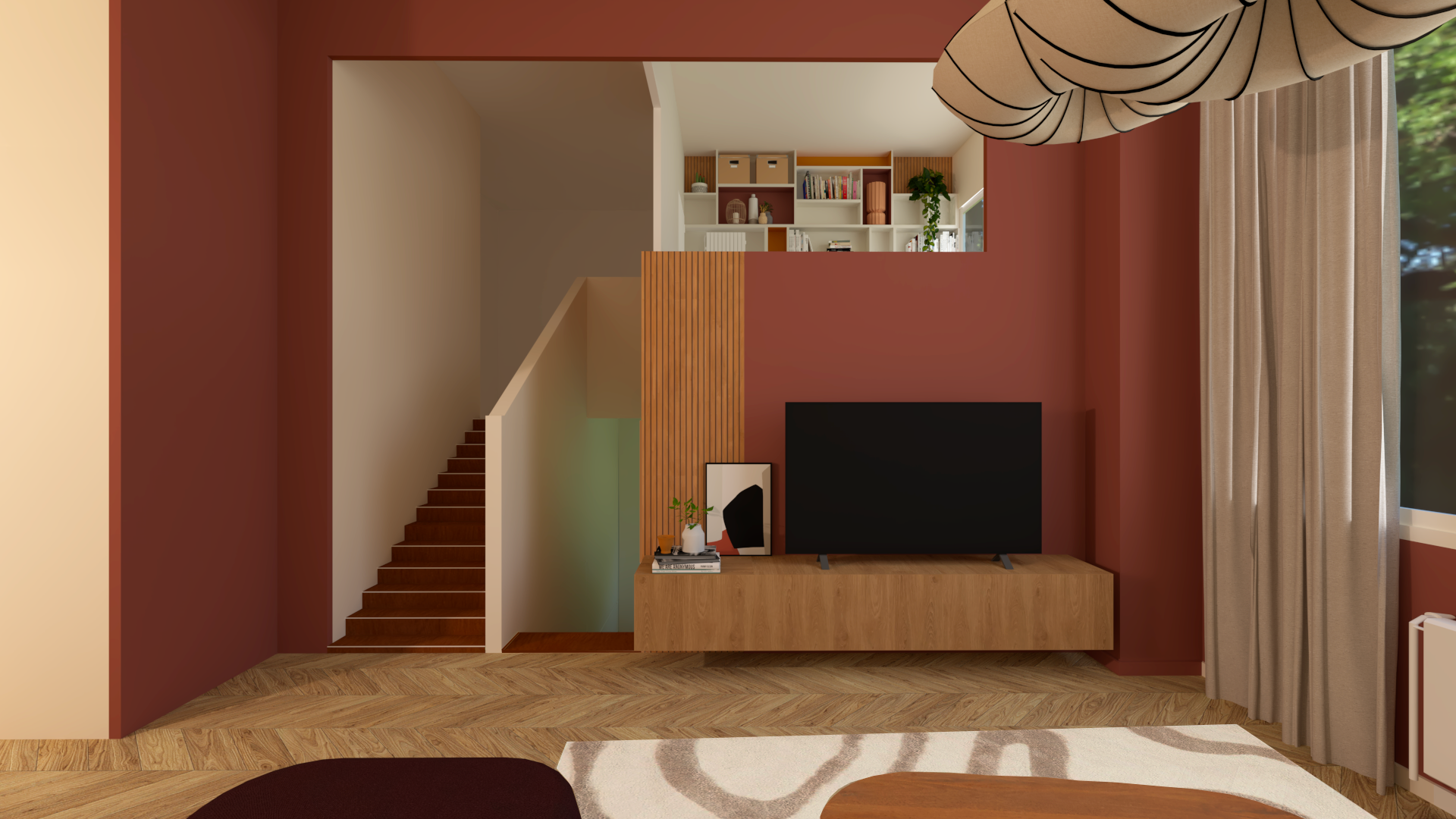 Salon avec mur rouge, télévision sur un meuble en bois, livres et décoration, escaliers en bois, grande fenêtre avec rideaux clairs, étagère avec des livres et des plantes au deuxième étage.