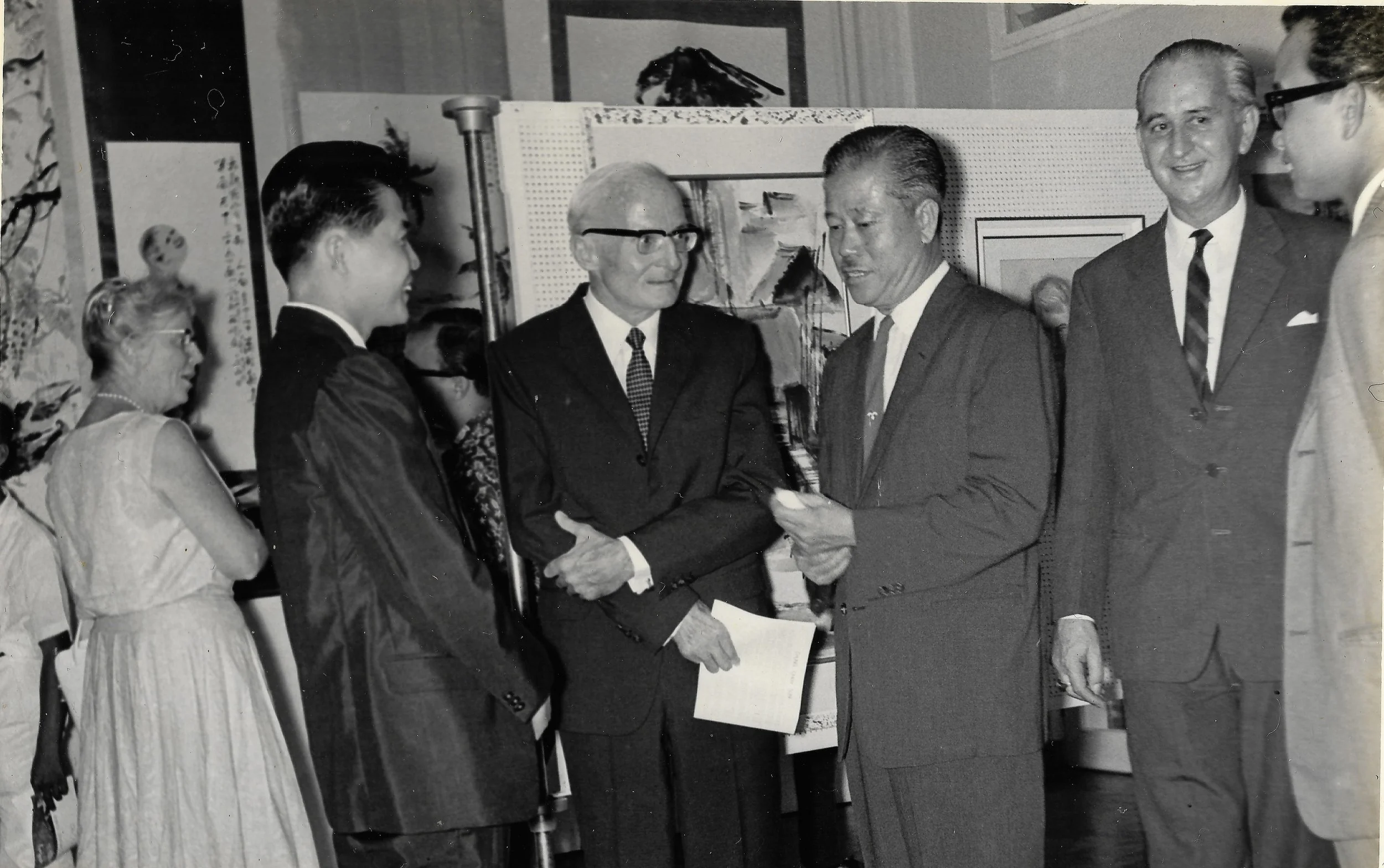 1964年5月 锺正山第一次个展于英国文化协会，联邦艺术协会主席卢锦端主持开幕典礼-2 - Copy.jpg