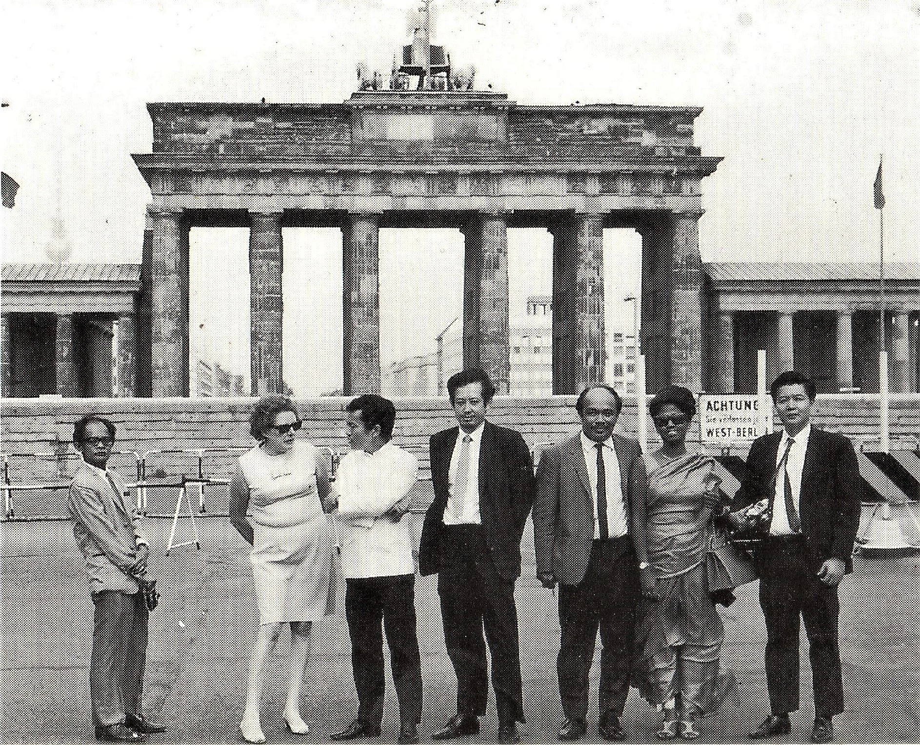 1970年受西德政府邀请前往作学术访问，与另六名马来西亚画家摄于柏林围墙前。左一Zainal Abidin, 左三Jolly Koh, 杨仁龄，Ismail Zain, Grace Selvanayagam, 右一为锺正山.jpg