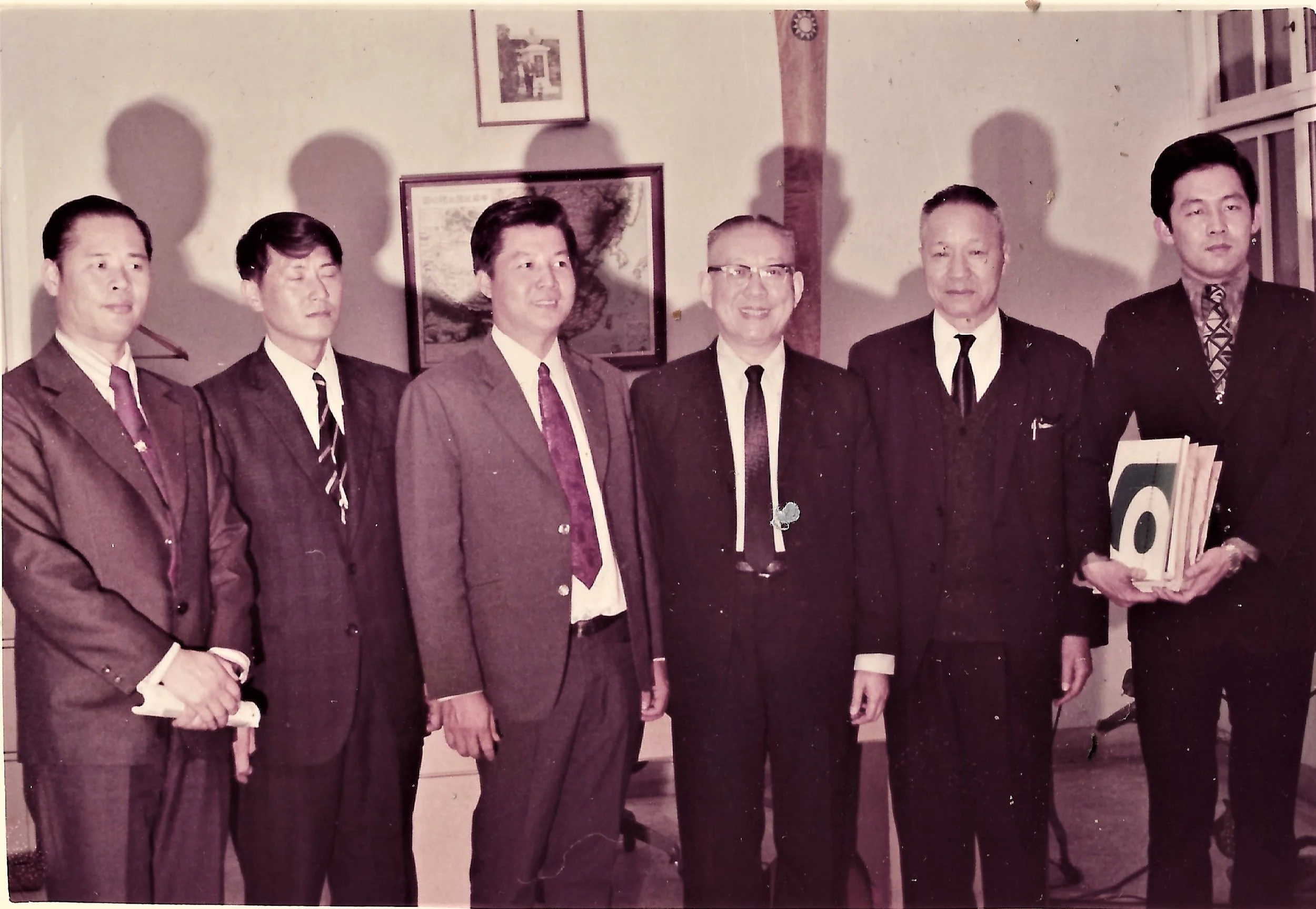 1973 受教育部文化局局长王洪钧接待-0.jpg