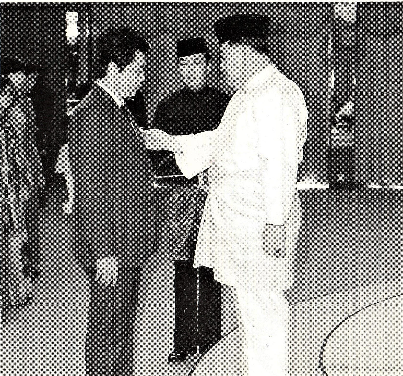 1977年荣膺马来西亚最高元首陛下颁赐服务国家有功勋章-1.jpg