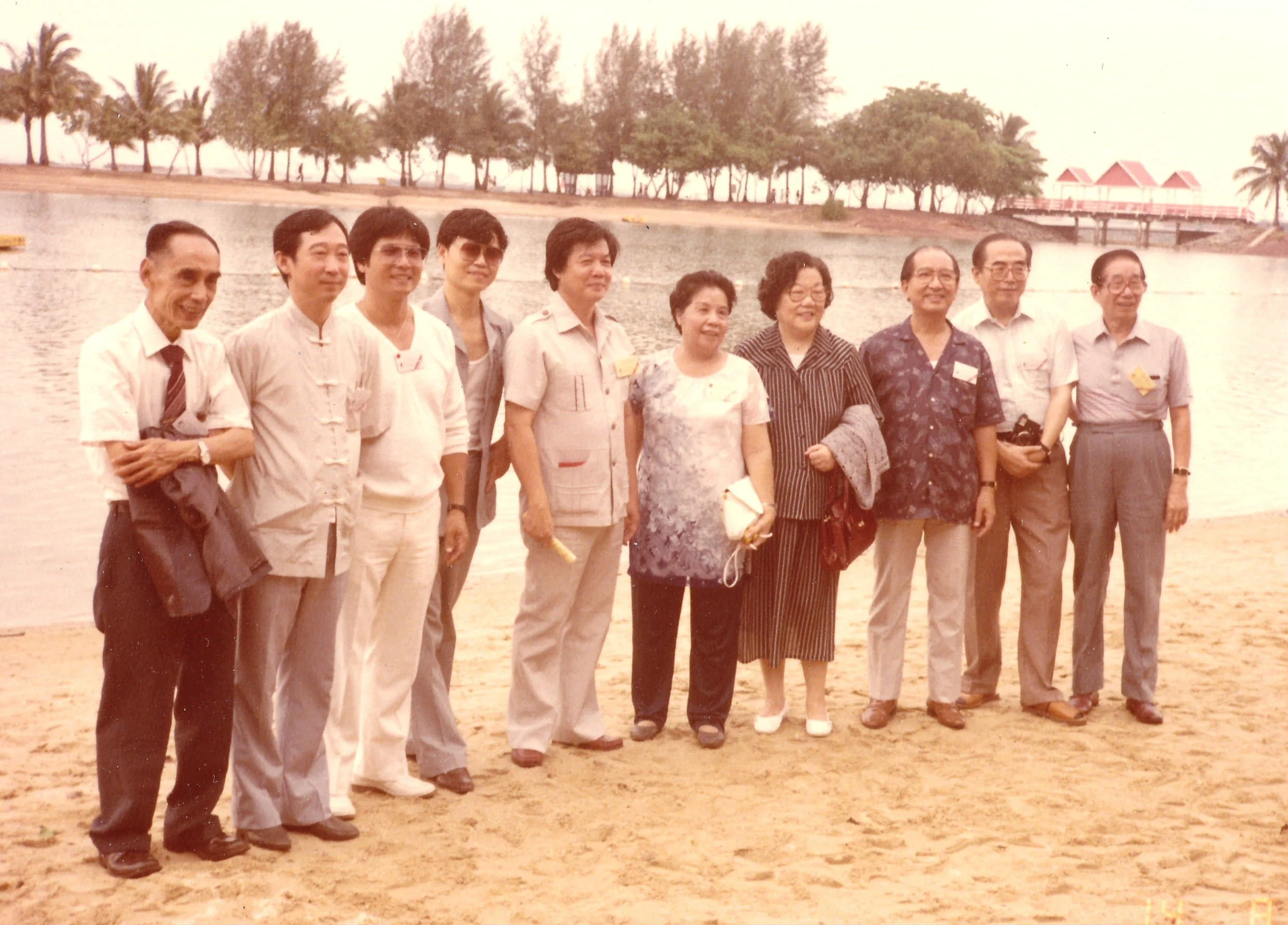 1-1985年8月14日亚太区美术教育会议在新加坡举行期间逰圣淘沙岛。左二起：周澄，余斯福，王西京，锺正山，高张南雁，程夫人张金锜，陈海鹰，程十发，吴从干 .jpg