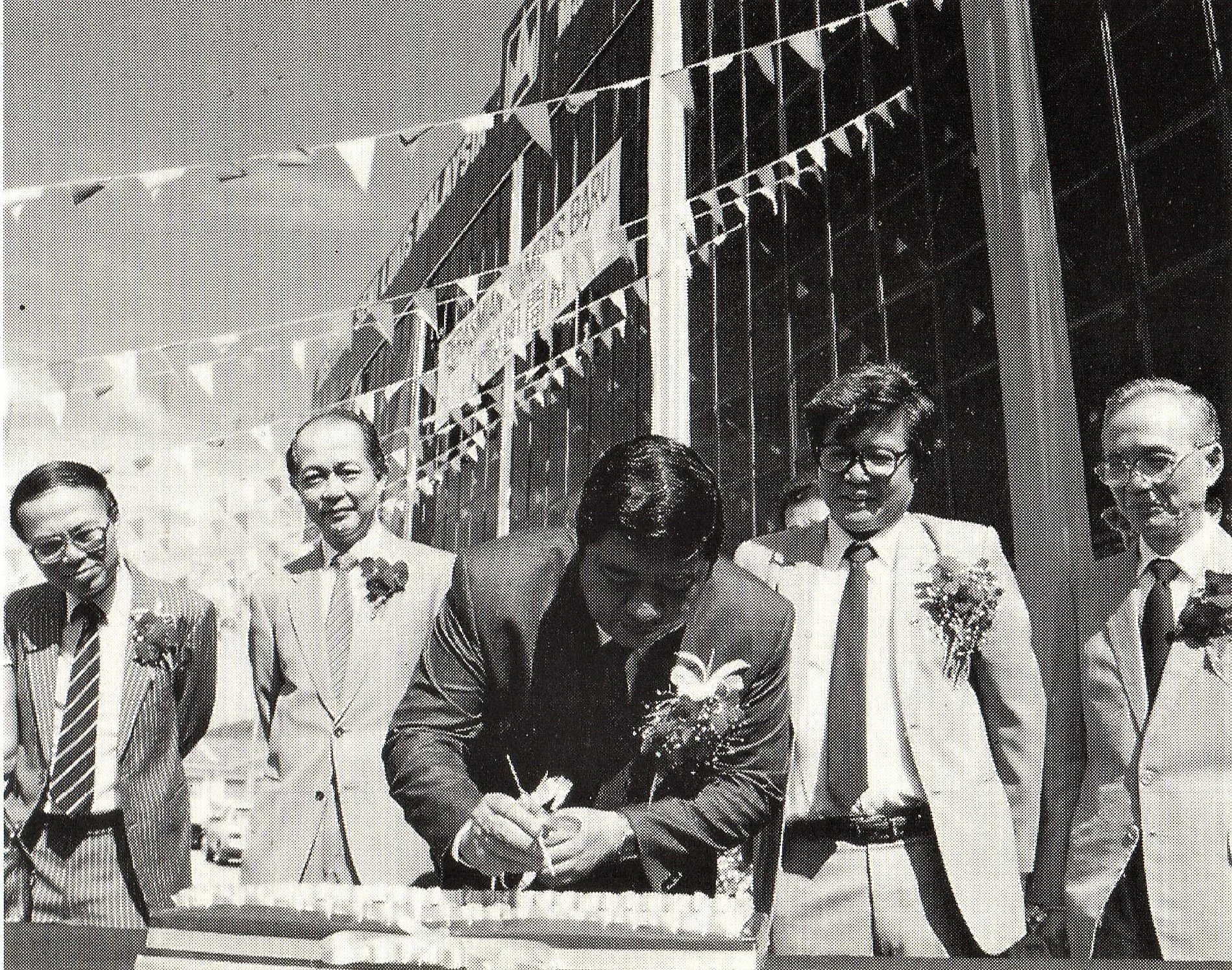 1989年9月2日出席于Taman Melawati 新校舍开幕典礼。由当时马华总会长林良实主持开幕礼。后排左起至右：王顺乾，徐文寿，锺正山，.jpg