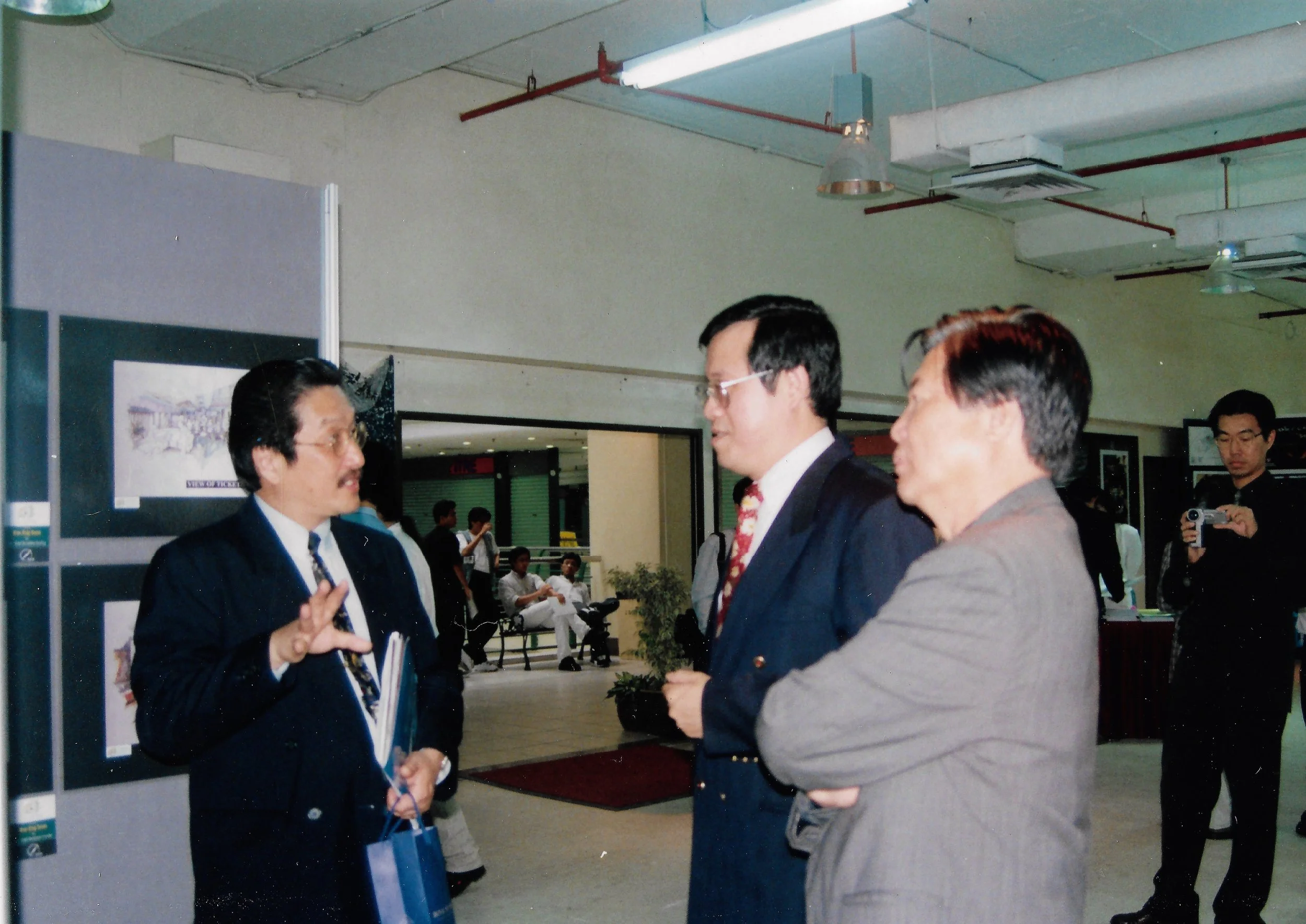 1998 四校联展：中国内蒙古国际现代设计艺术学院，云南大学国际现代设计艺术学院，新加坡南洋艺术学院，及马来西亚艺术学院。拿督翁诗杰主持开幕典礼.右二为拿督翁诗杰.jpg