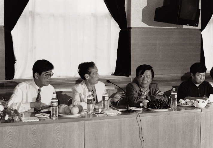 1999 中国国家画院院长刘勃舒（左二）与马来西亚钟正山山水画家代表团座谈.jpg