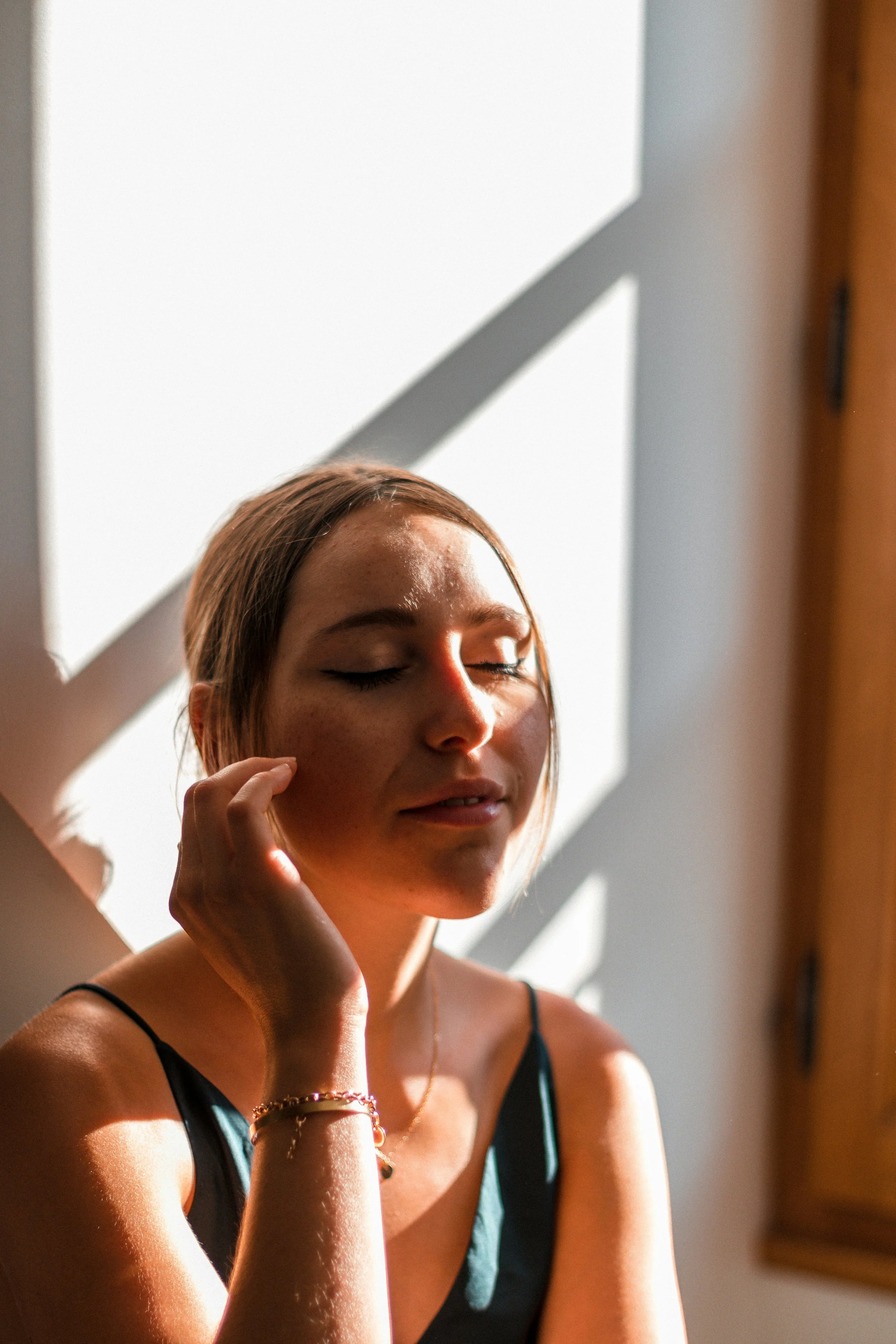 Cómo eliminar manchas en la cara: tratamientos médicos con láser en Valencia
