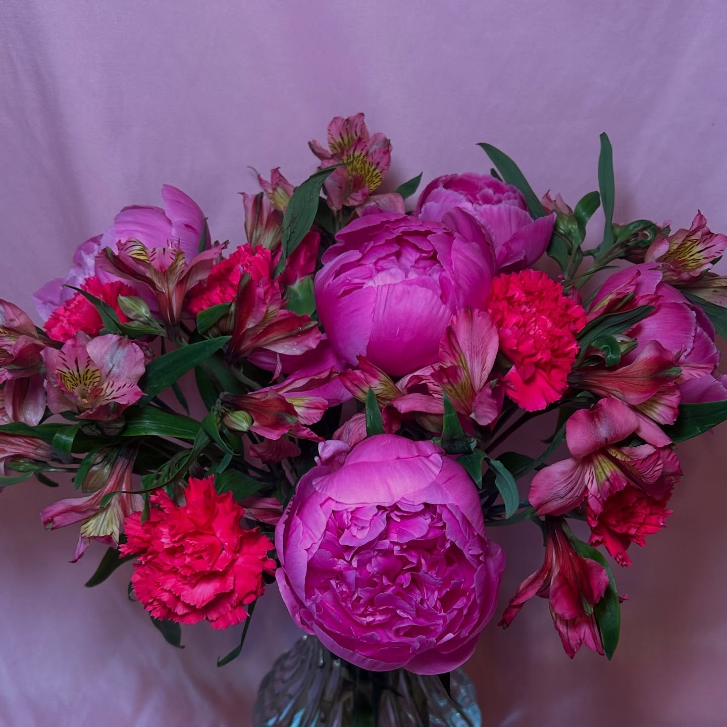 these two bright arrangements are filled with hot pink peonies, alstroemeria + carnations

every other week this client orders 2 arrangements. one for their home and the other for the office. double the joy 💖 

inquire via dm, # or email to start yo