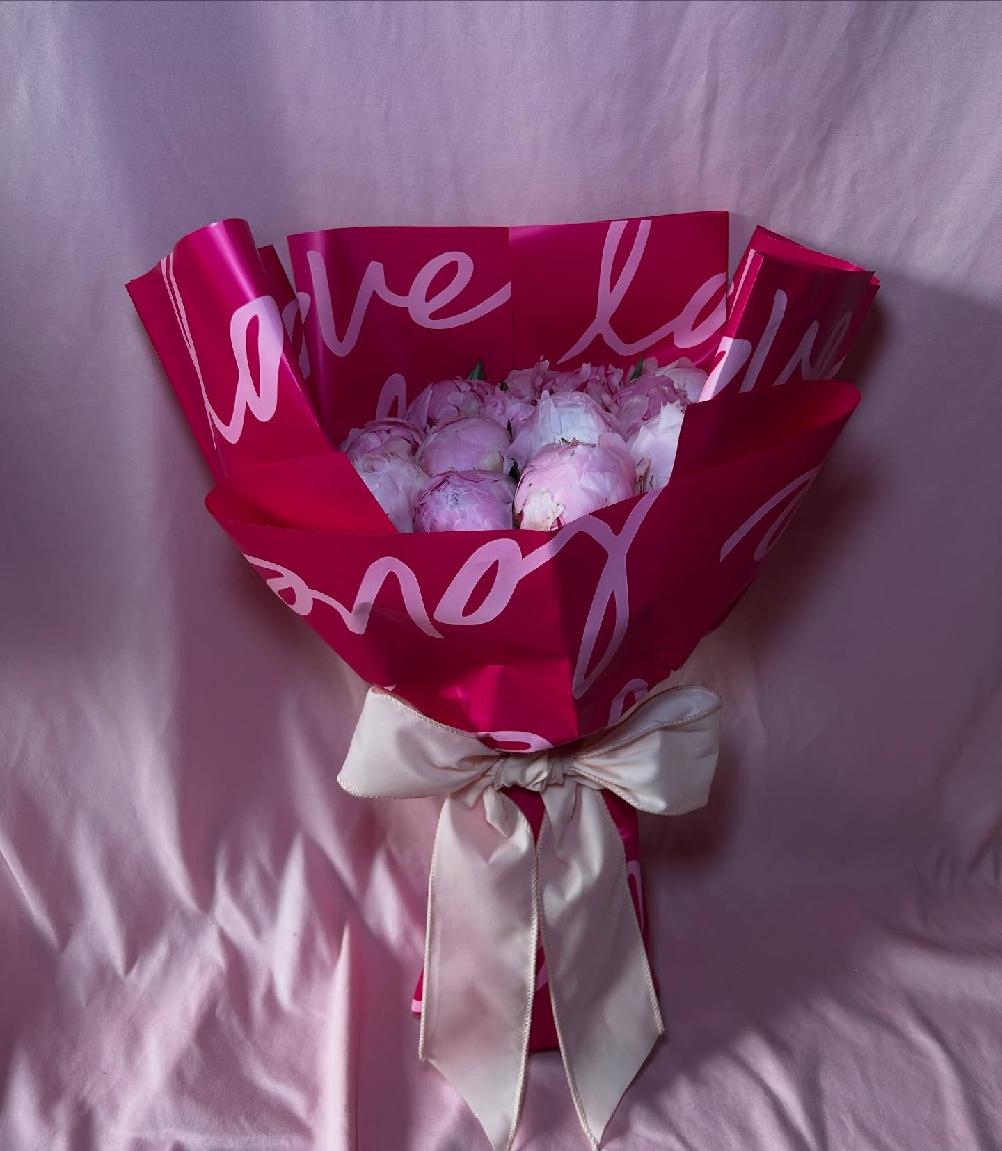 I never want peony season to end😭
15 fluffy light pink peonies wrapped in hot pink paper with &ldquo;love&rdquo; literally written all over it 🎀 

order a pretty peony bouquet asap!