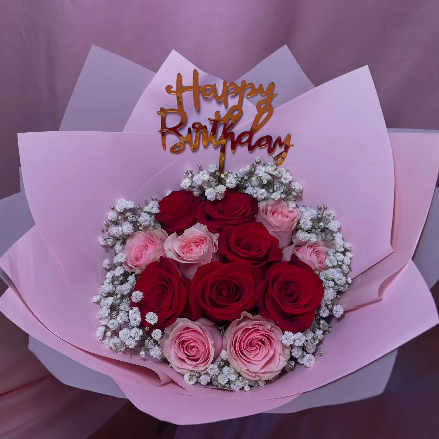 6 light pink roses + 6 red roses with a baby&rsquo;s breath rim🌹

it&rsquo;s never too early to preorder birthday flowers for your loved ones!