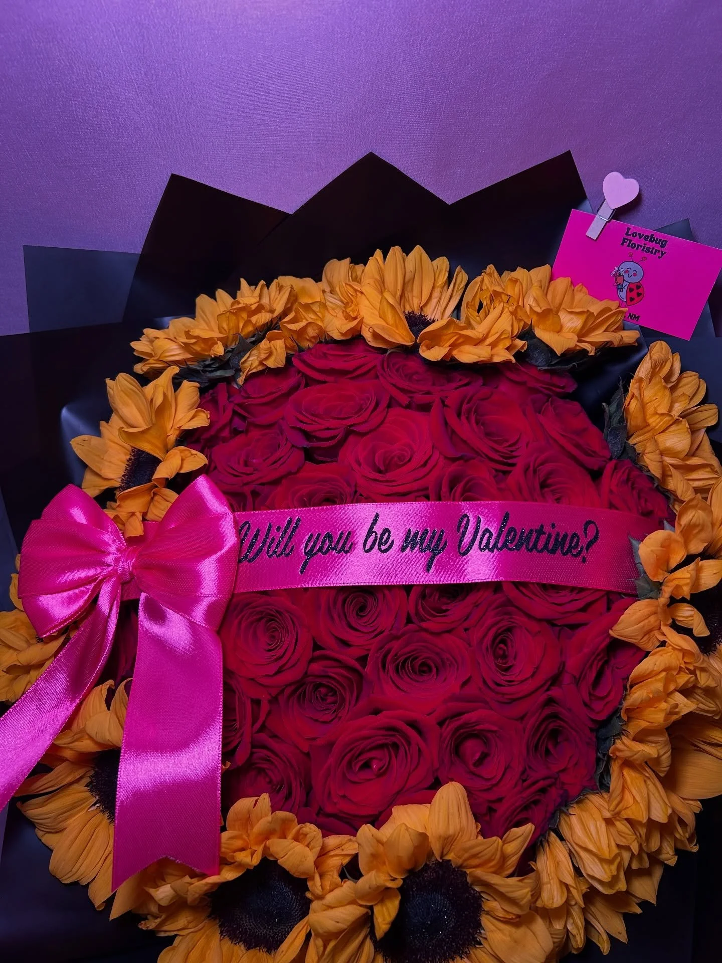 36 red roses with a sunflower rim 🤞❤️&zwj;🔥