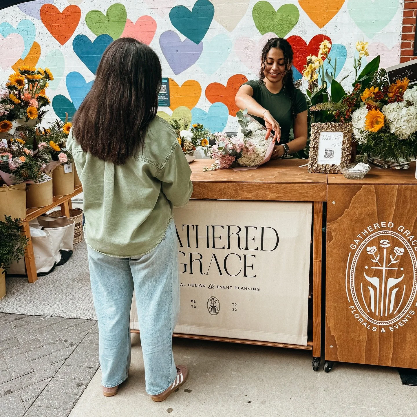 Front Porch Sundays + fresh blooms = the perfect combo! 🌼 Find us at the heart wall!