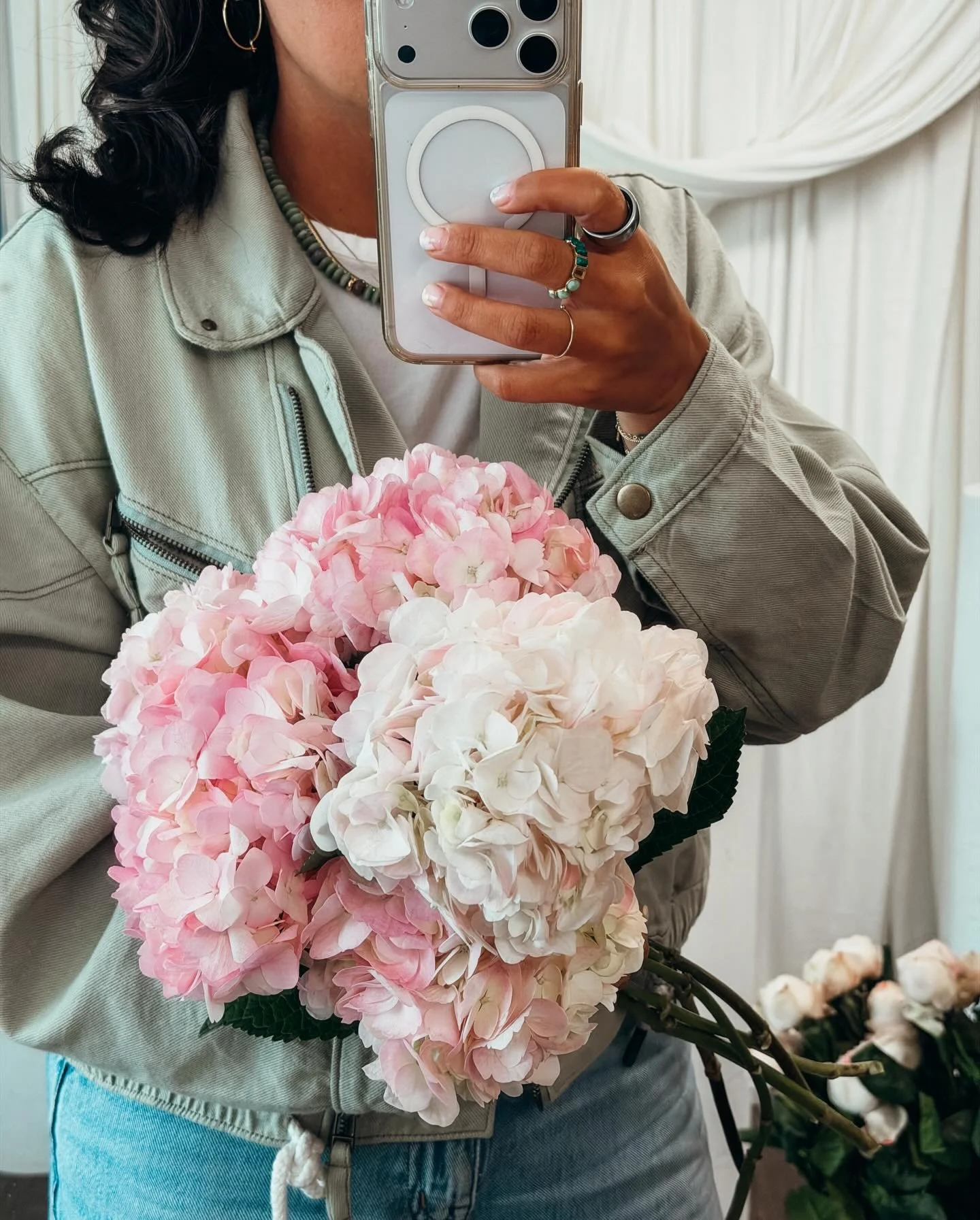 Don&rsquo;t forget Mother&rsquo;s Day is THIS Sunday!! 

Find us tomorrow from 5:30p-8:30p at @commonwealthplazamidwood 

Saturday 10a-2p at @commonwealthplazamidwood for the Mother&rsquo;s Day market! 

Grab a mama in your life some blooms!