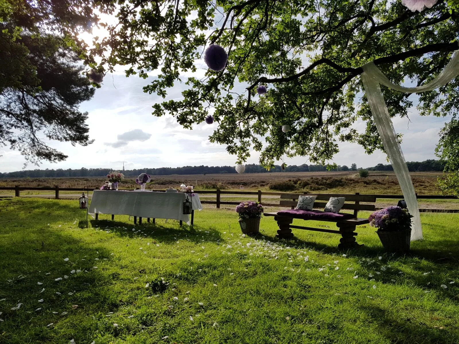Romantische bruiloft op de heide– ceremoniesetting, georganiseerd door Val Events