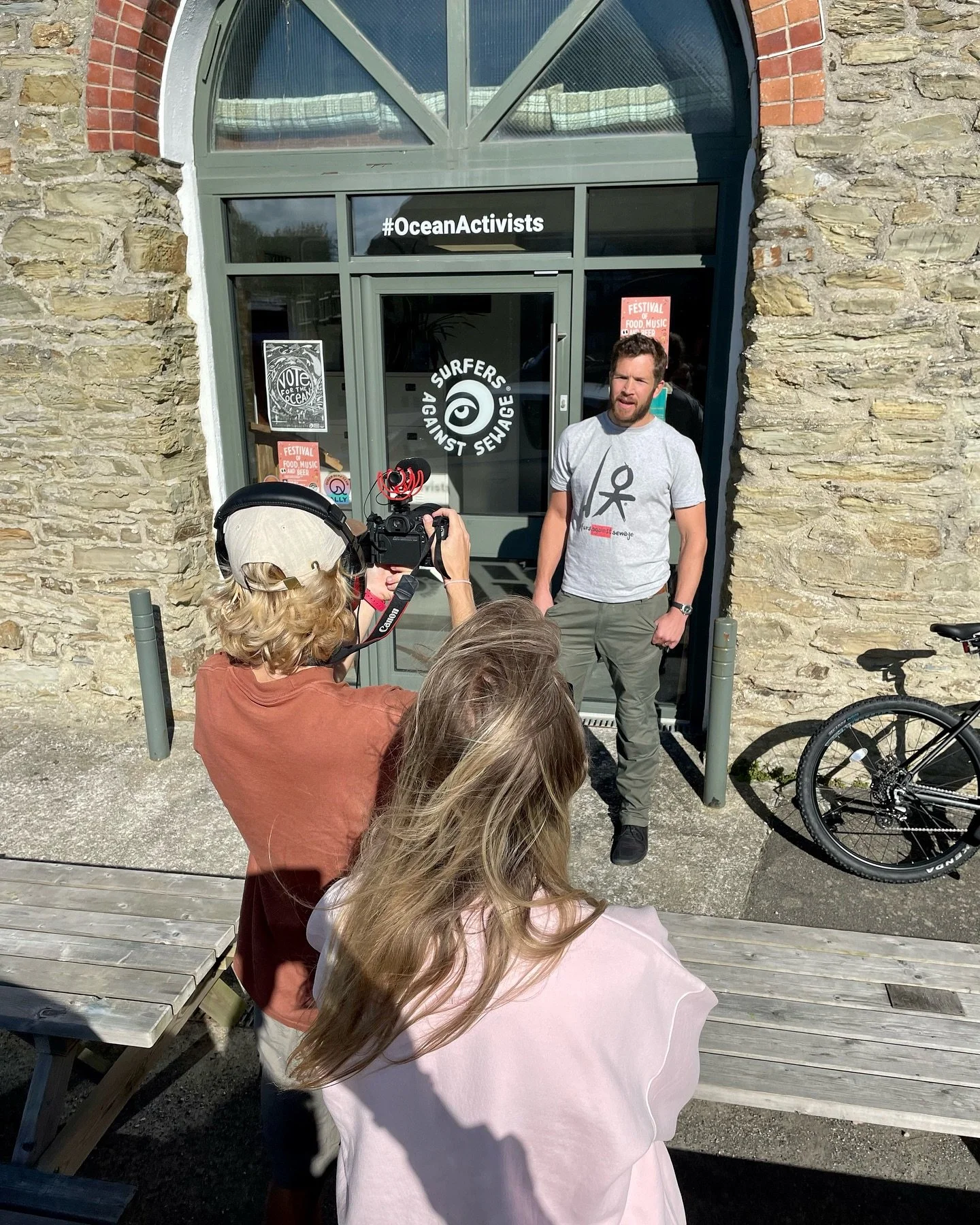 ☀️ Making the most of the Cornish Sunshine to create some video assets for @naturalgenerationsolar on their recent solar panel system installation at @surfersagainstsewage HQ. Thanks to everyone involved - Pete is a natural on camera! Special thanks 
