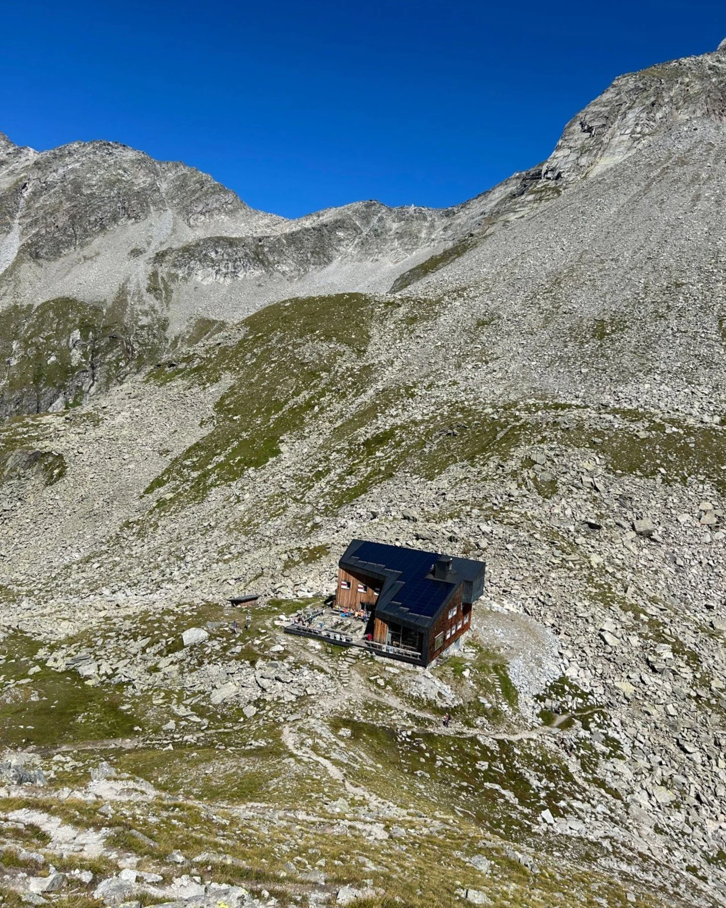 Vor etwa einem Monat ging&rsquo;s hoch hinaus &ndash; im wahrsten Sinne. 🏔️
Nach Wochen voller Baupl&auml;ne, Montagen und Meetings war klar: Das Team braucht frische Luft. Gemeinsam rauf zur Edelrauth&uuml;tte, runter zur Gampielalm und mittendrin: