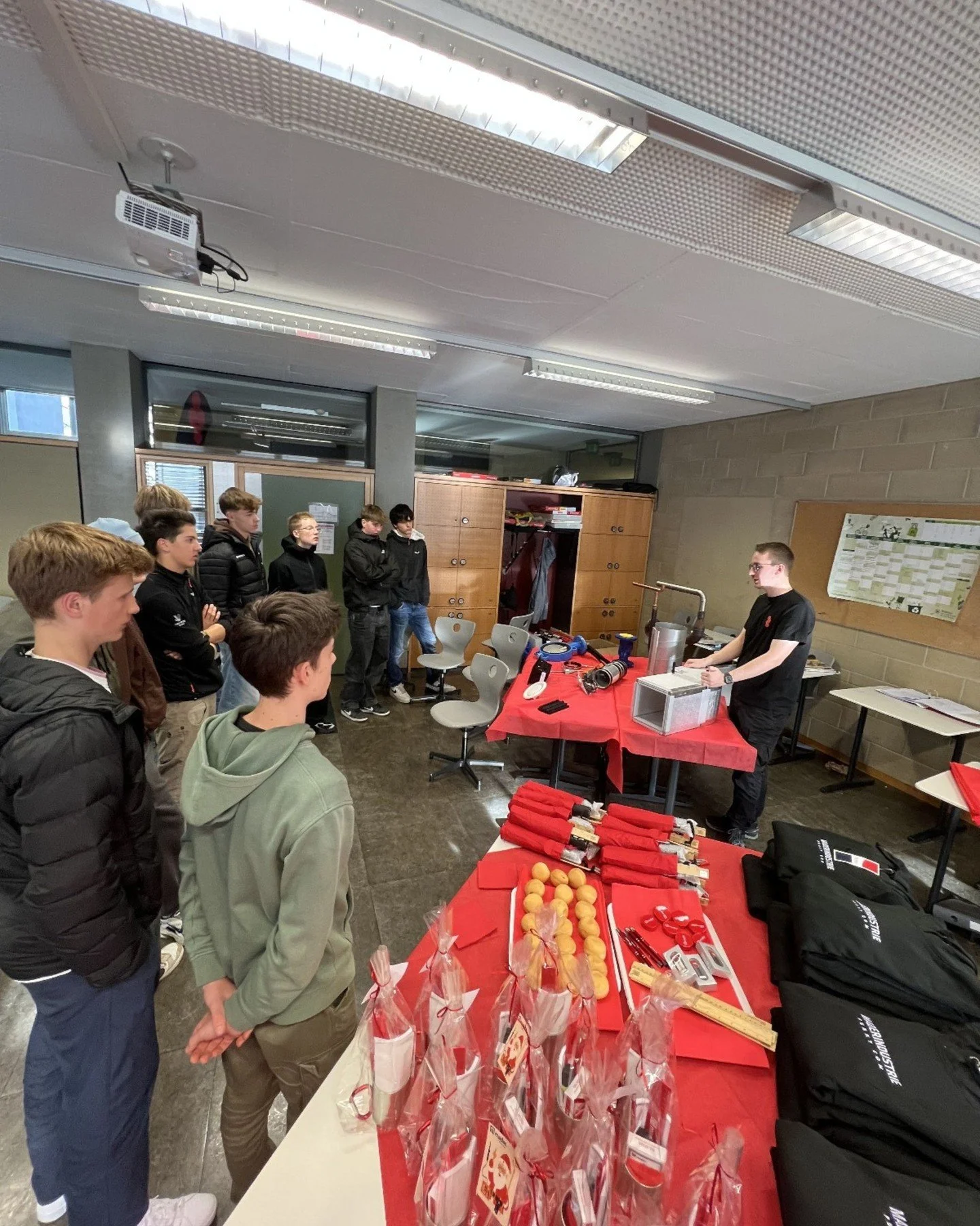 Von der Schulbank direkt in die Welt des Anlagenbaus. 🚀
Bei der Berufssafari im November an der @tfobruneck gaben wir einen Einblick in unseren Alltag bei Mader Industrieanlagen: Daniel, Gregor und Kevin zeigten, wie BIM Planung greifbar wird, und L