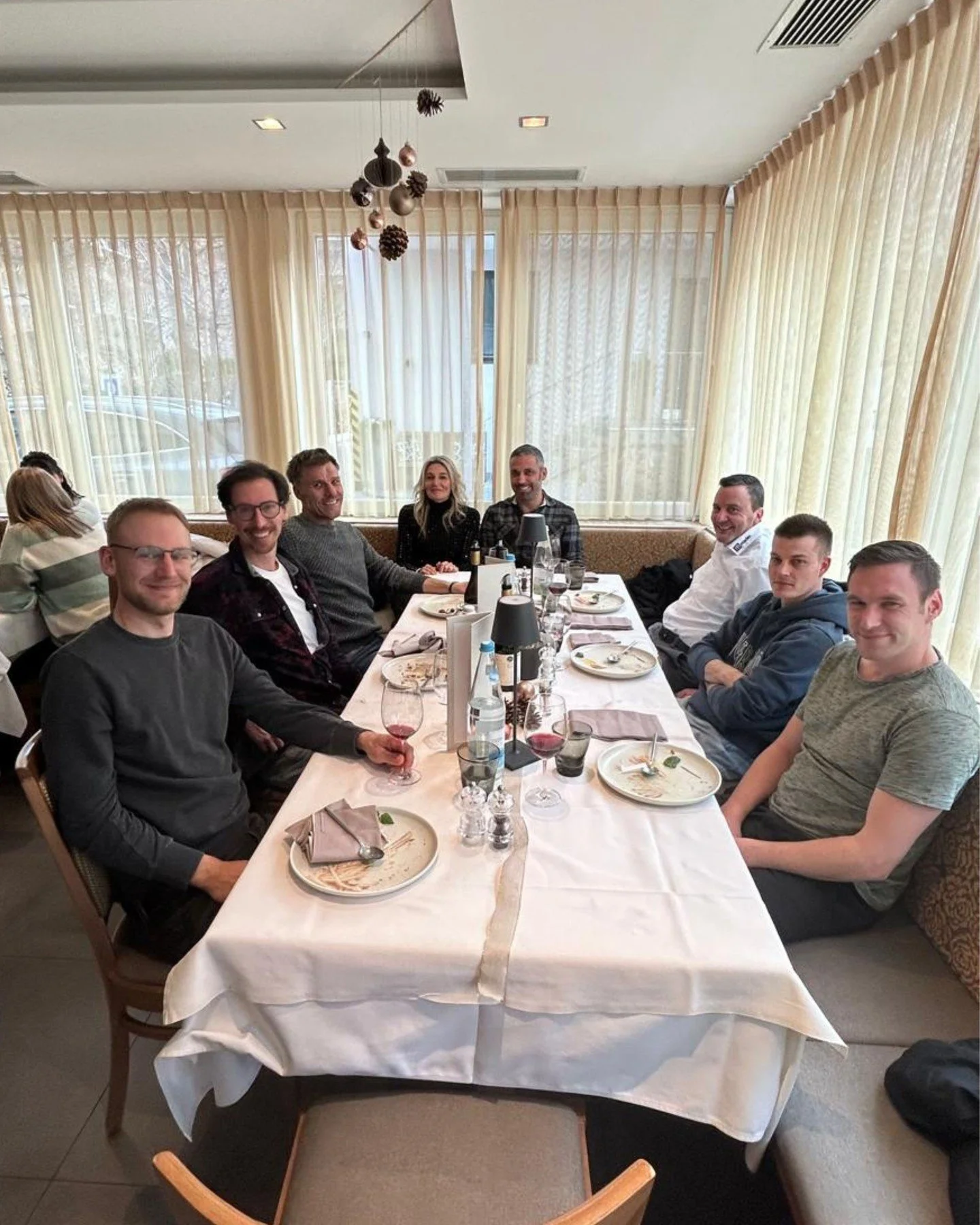 Zusammen schaffen, zusammen feiern!
Unsere Weihnachtsfeier im @hotel_blitzburg hatte alles, was z&auml;hlt: coole Gespr&auml;che, kleine Geschenke und richtig gute Stimmung. 🎁

creating solutions beyond limits 💡

#maderindustrieanlagen #madergroup 