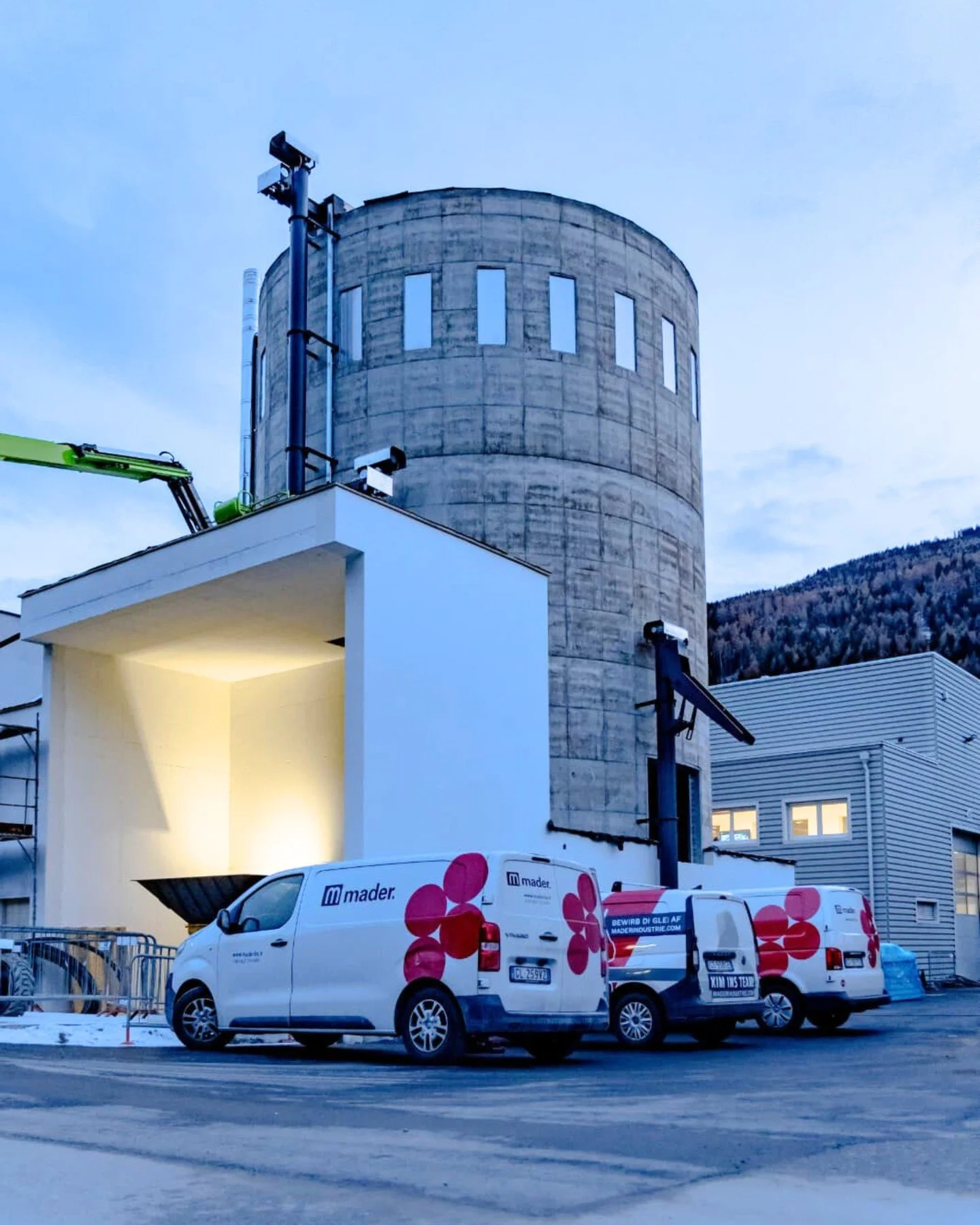 Wenn ein Silo mehr kann als nur stehen. 🔌
Bei Wolf System haben wir Austragung und Hacker so verkabelt, dass jeder Handgriff elektrisch sitzt.

creating solutions beyond limits 💡
@wolf_system_italia

#maderindustrieanlagen #madergroup #industrialen