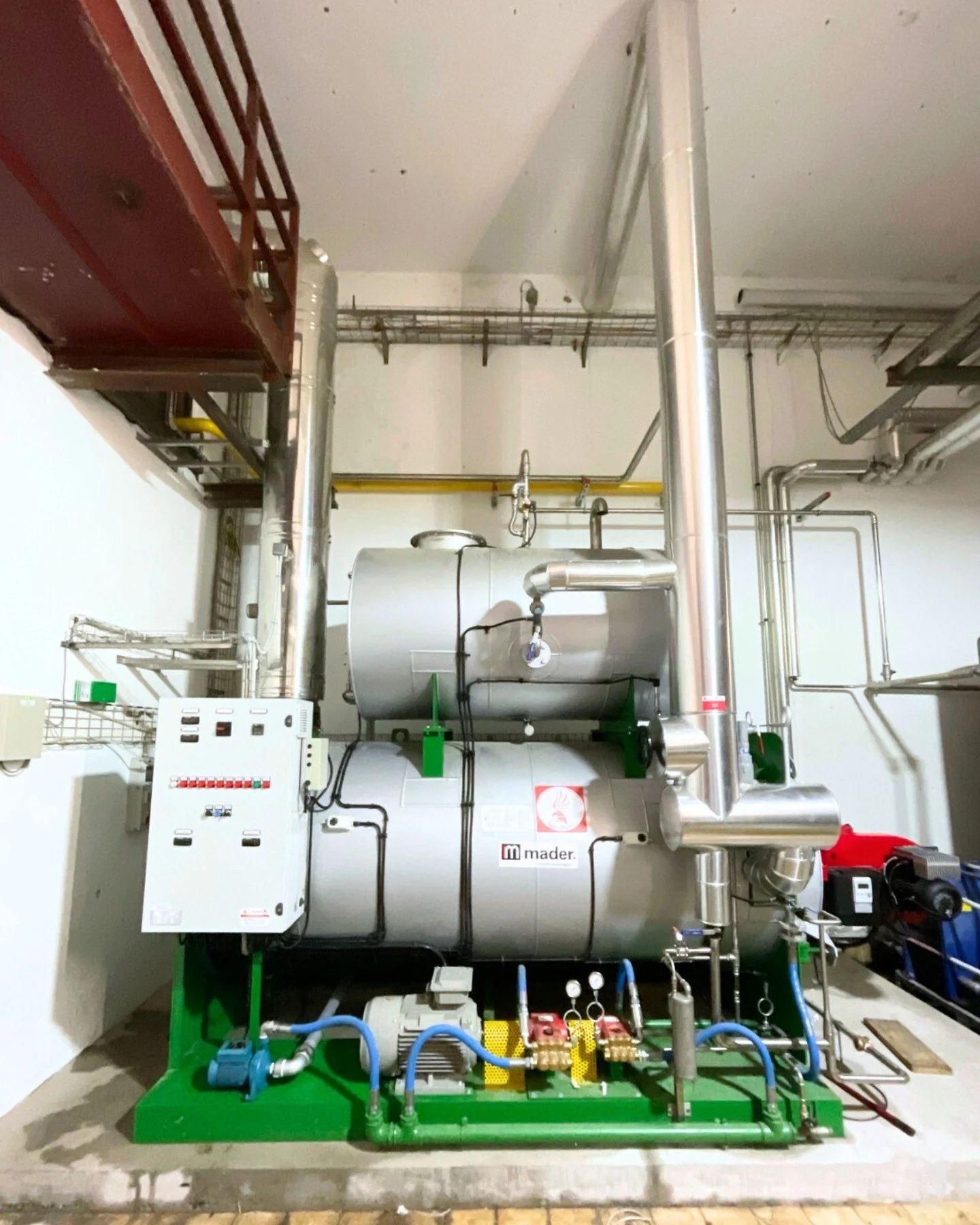 Was passiert, wenn Dampf jederzeit verf&uuml;gbar sein muss? 💨
F&uuml;r den Milchhof Meran haben wir einen Backup-Schnelldampferzeuger mit einer Leistung von 2.000 kg/h in die bestehende Anlage integriert. Von der Planung &uuml;ber den Rohrbau bis z