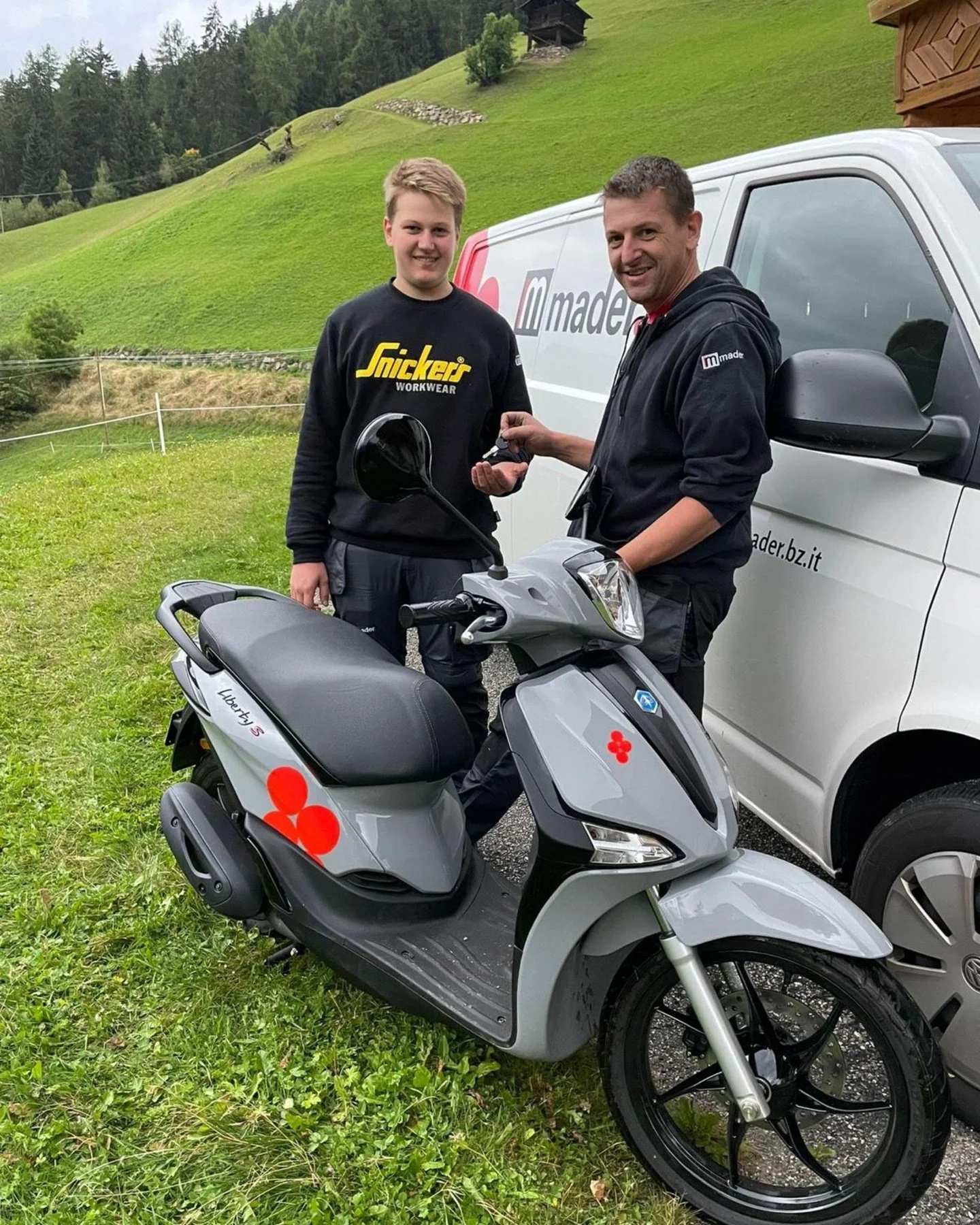 Schon mal mit einem Scooter in die Lehre gestartet?
Unsere Lehrlinge schon, denn bei Mader soll der Einstieg nicht nur funktionieren, sondern auch Freude machen.
F&uuml;r alle Mitarbeiter gibt es starke Benefits wie Meisterkurs, Fitnessraum, Gesundhe