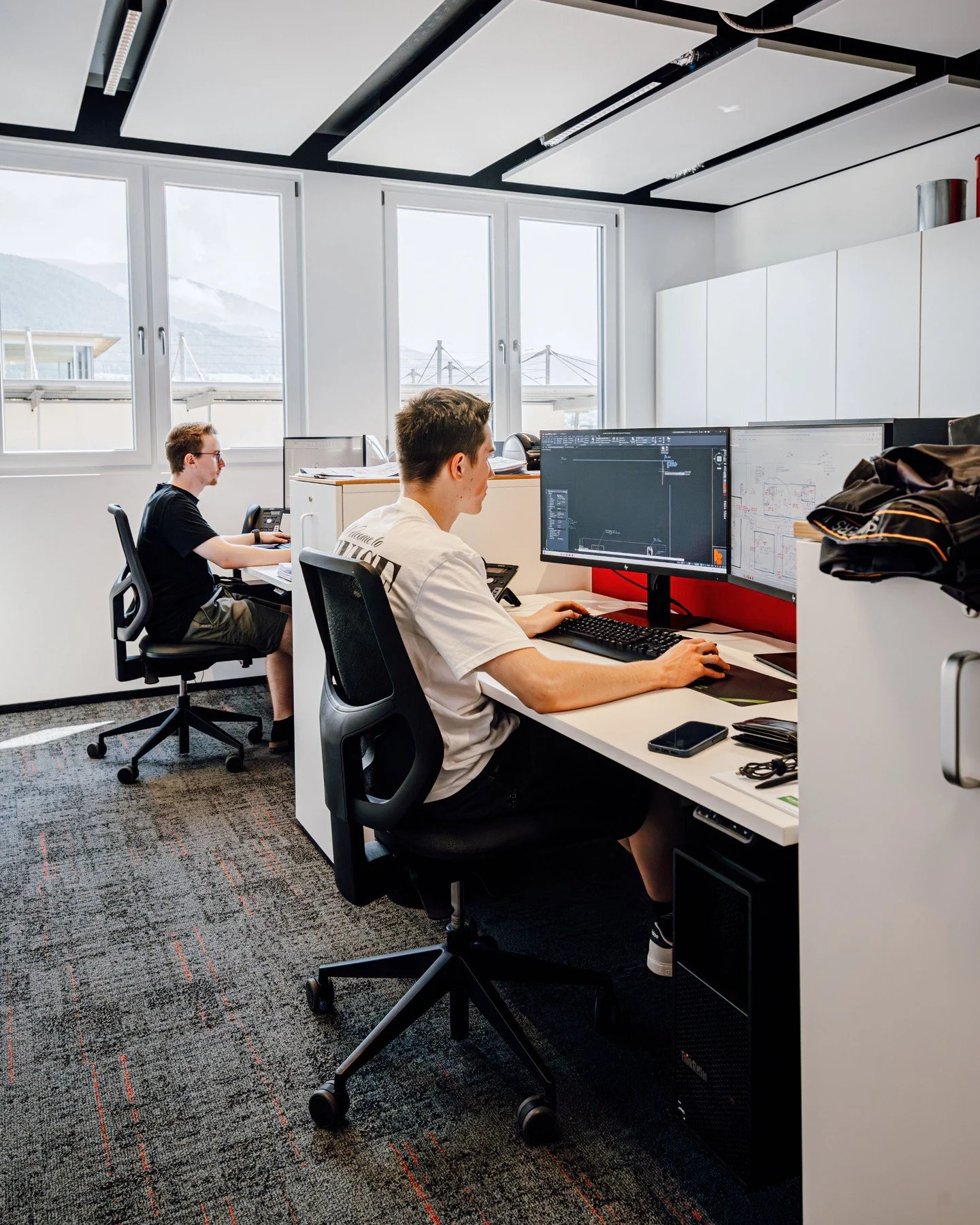 Wir arbeiten mit BIM. Dabei entsteht zun&auml;chst ein digitales 3D-Modell der Anlage, bevor auf der Baustelle gearbeitet wird. Im Modell planen wir:

🔴 Luftkan&auml;le und Rohrleitungen
🔴 Ger&auml;te und Technikr&auml;ume
🔴 Wartungsabst&auml;nde
