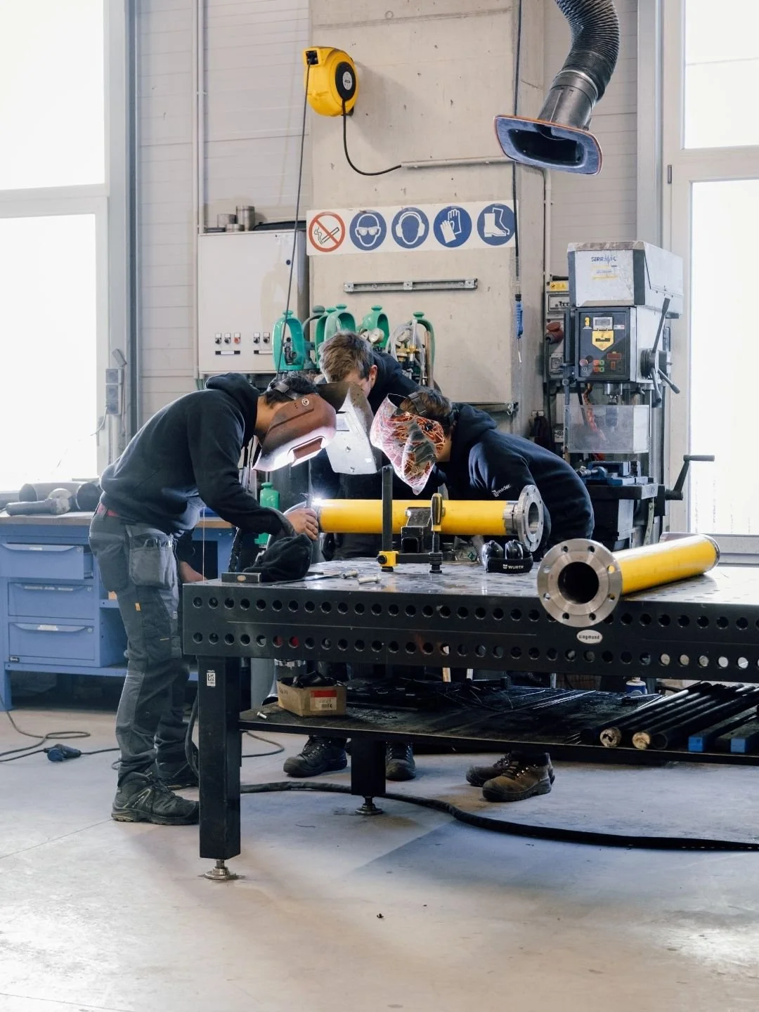 Hinter jeder Anlage steckt Teamarbeit.
Gemeinsam planen, diskutieren und L&ouml;sungen entwickeln. So entstehen starke Projekte. 🤝

creating solutions beyond limits 💡

#maderindustrieanlagen #l&uuml;ftungsanlage #regelungstechnik