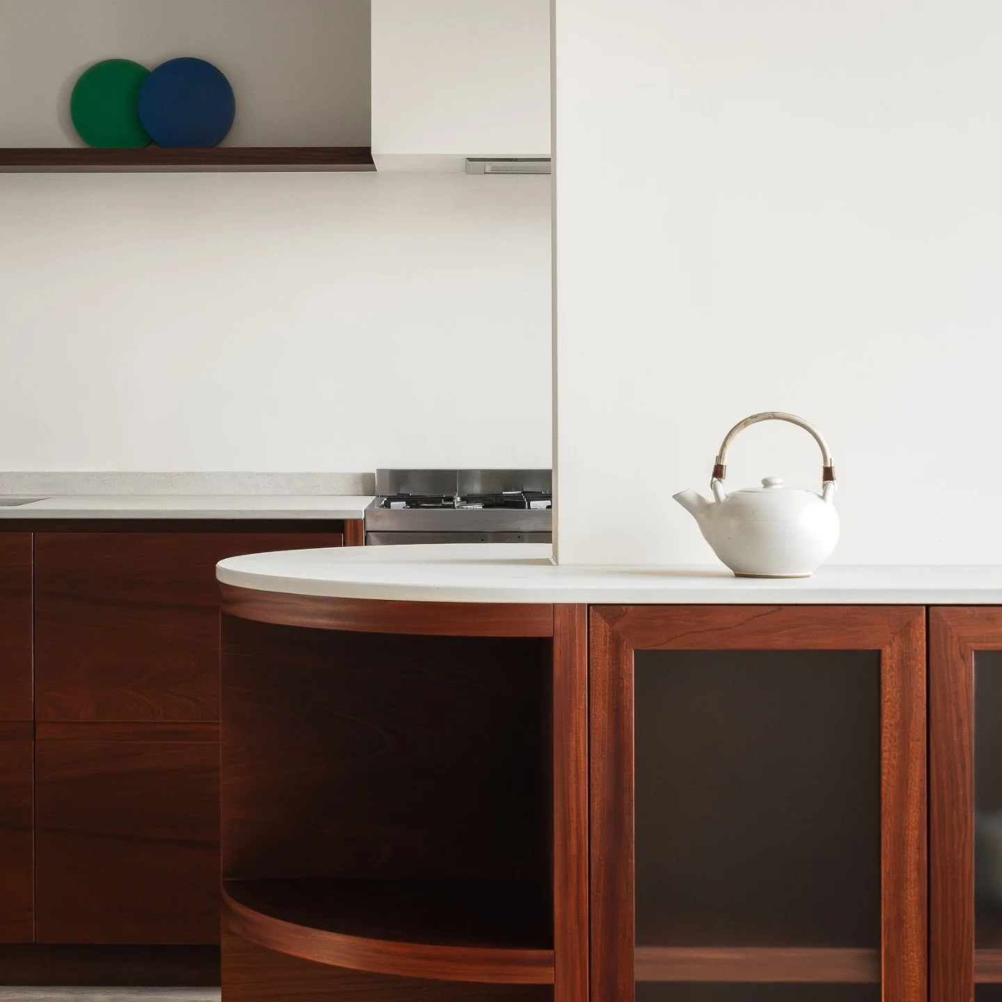 Kitchen design for &lsquo;Nieuwe achtergracht&rsquo; Amsterdam. The design was made to instill a sense of expansiveness while enhancing the connection between the kitchen and the living room. 

To accomplish this, a cabinet was constructed along the 