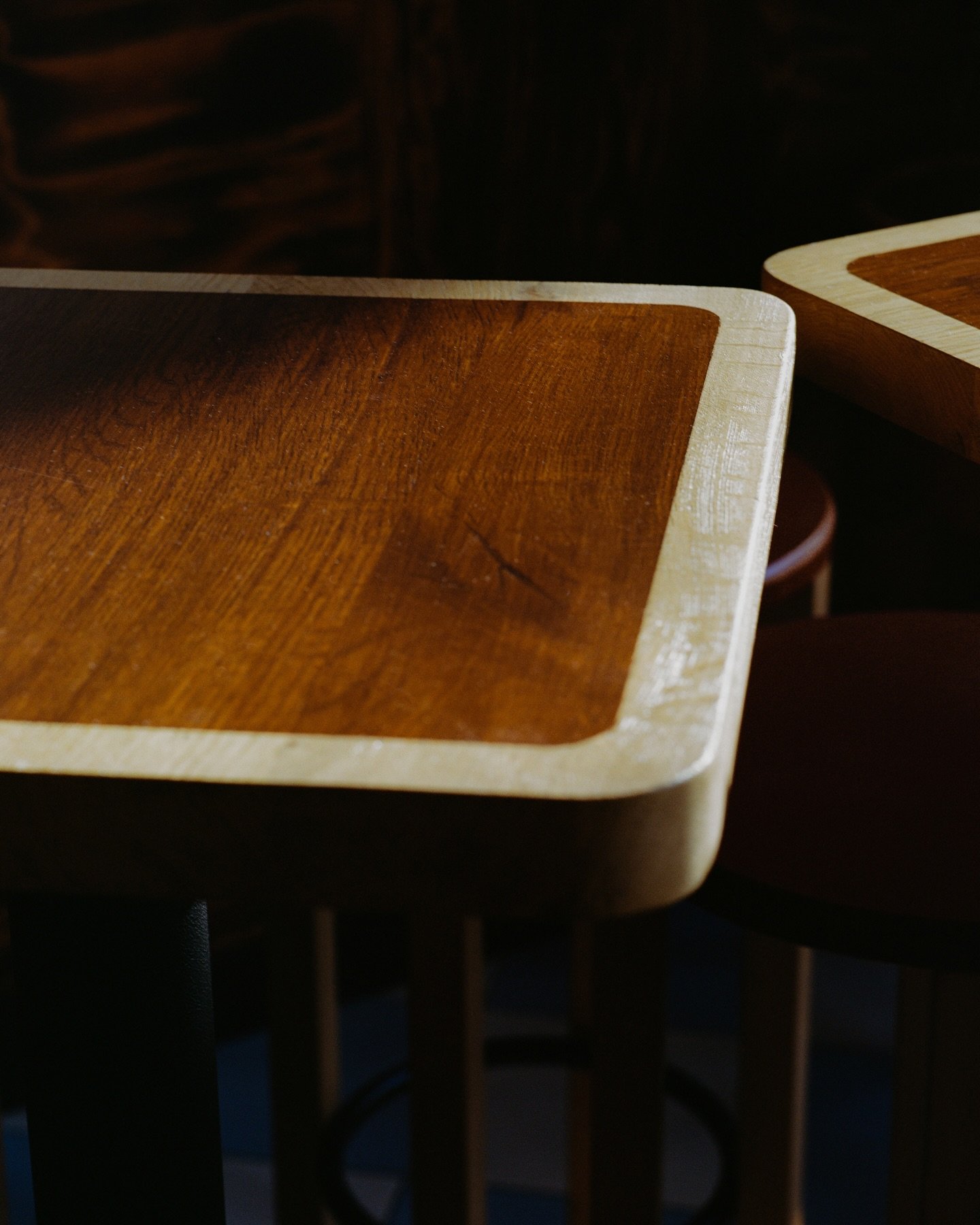 Playing with contrast &mdash; literally.
This tabletop is stained in two tones, a simple trick that adds depth without stretching the budget. Tighter constraints push us to rethink, reinvent, and get clever with materials.

👉 Swipe to see the proces