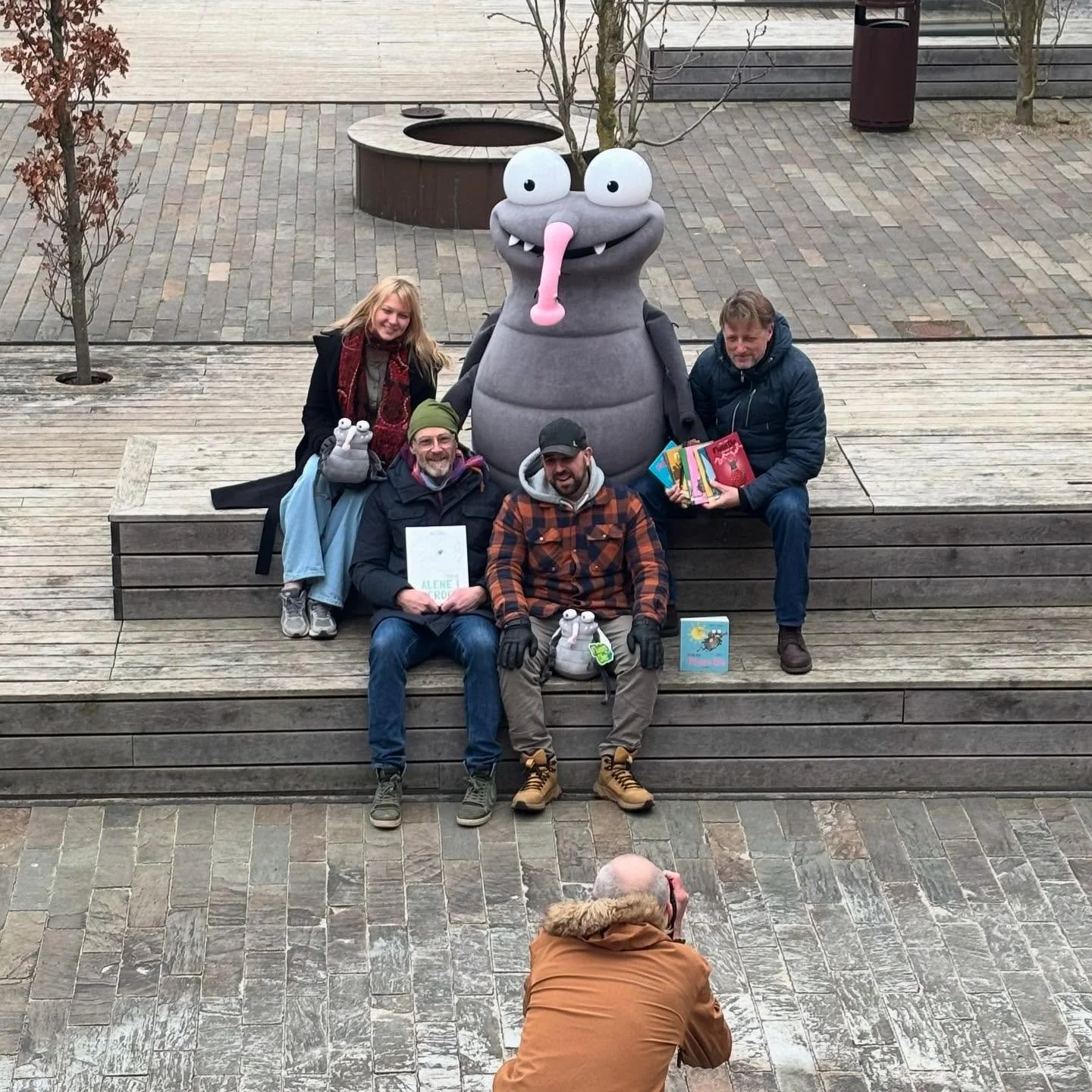 Flue Ole teamet p&aring; fotoshoot 🪰

#sor&oslash;bibliotek #fluenole #telleruppublishers #tellerup #detskerisor&oslash; #b&oslash;rneb&oslash;ger #animationforb&oslash;rn #dansevideoer #musikforb&oslash;rn #indskoling #letl&aelig;sning