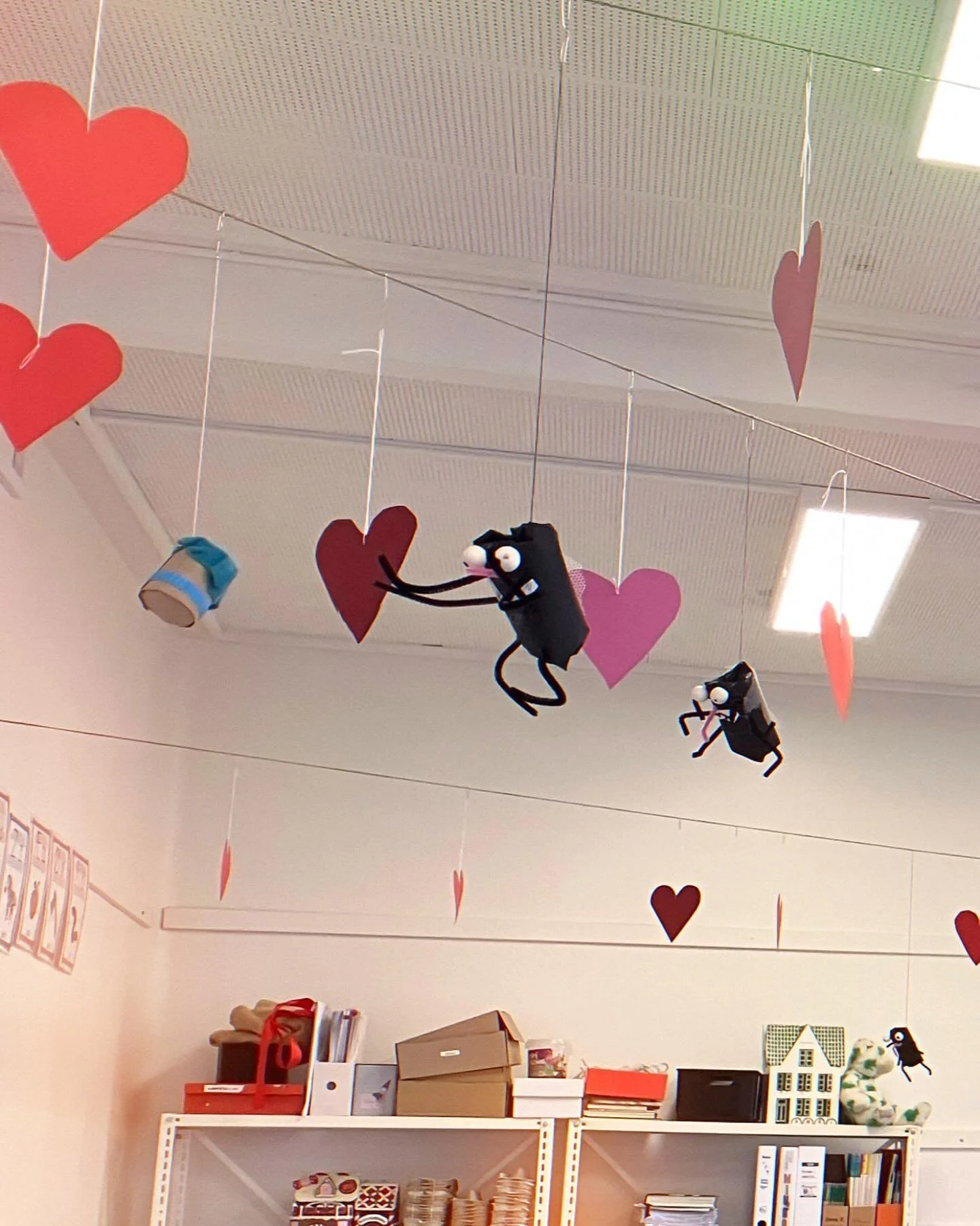 Skoleelever laver flotte Fluen Ole dekorationer til klassev&aelig;relset🪰💚

Mange tak til 2. Klasse p&aring; Holmegaardskolen i N&aelig;stved for den flotte fan art! 😍

#fluenole #indskoling #kunstiskolen #b&oslash;rnekunst #l&aelig;seb&oslash;ger