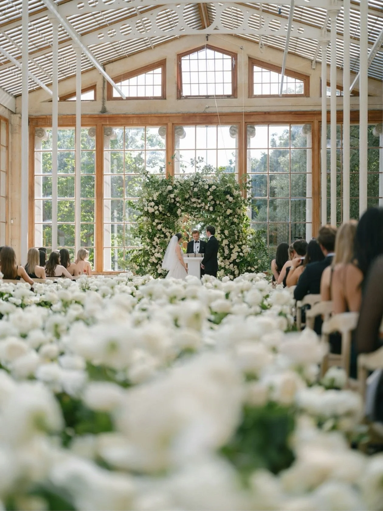 Our beautiful Elizabeth and Brandon married recently at the iconic Kew Gardens, in a breathtaking, winding sea of white roses. Congratulations once again to E&amp;B- we love you! 💫🍾 🤍 
.
.
@matthew_oliver_weddings @bertie_matthewoliver @georgia_ma