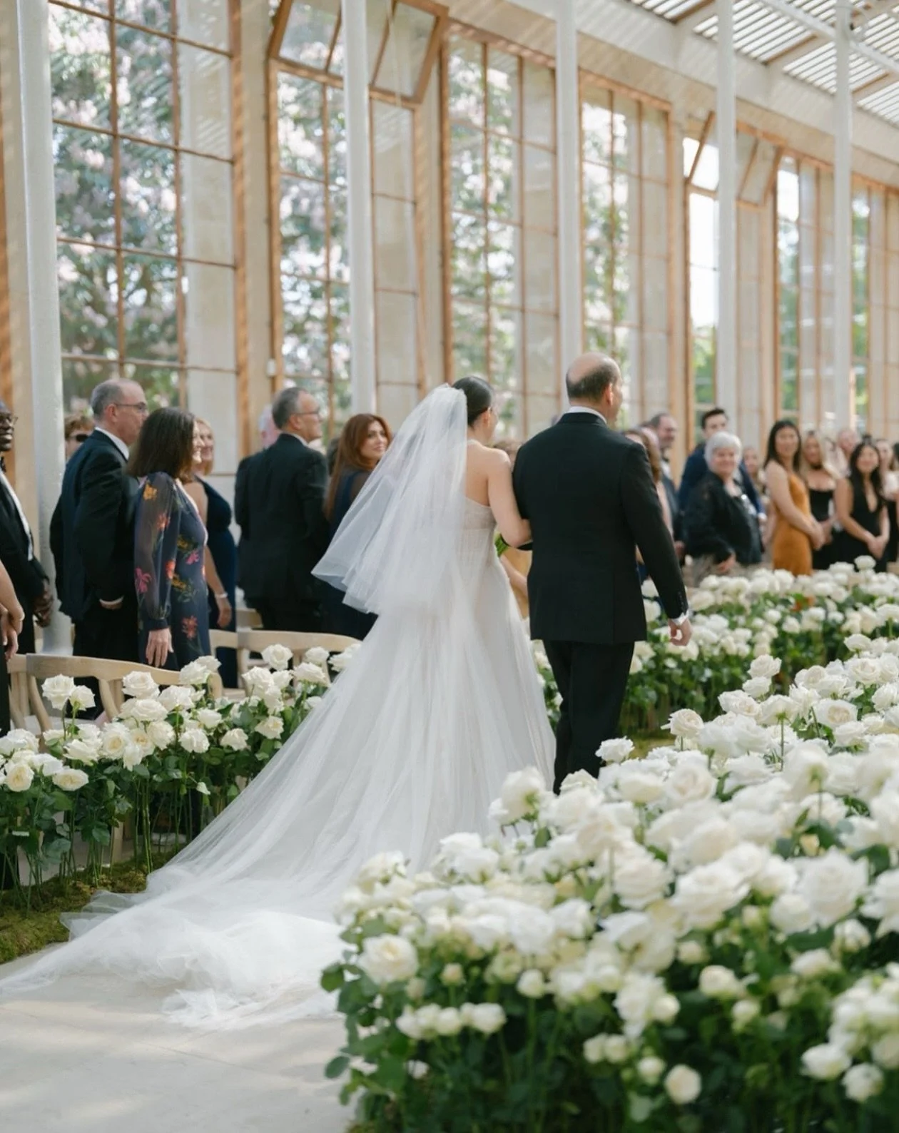 Meandering through a rose garden, on the way to say &ldquo;I do&rdquo;, at beautiful Kew&hellip; our gorgeous Bride, Elizabeth with her father by her side. Swipe right to see more! 🤍🫶🏼 
.
.
.
.
@matthew_oliver_weddings @bertie_matthewoliver @georg