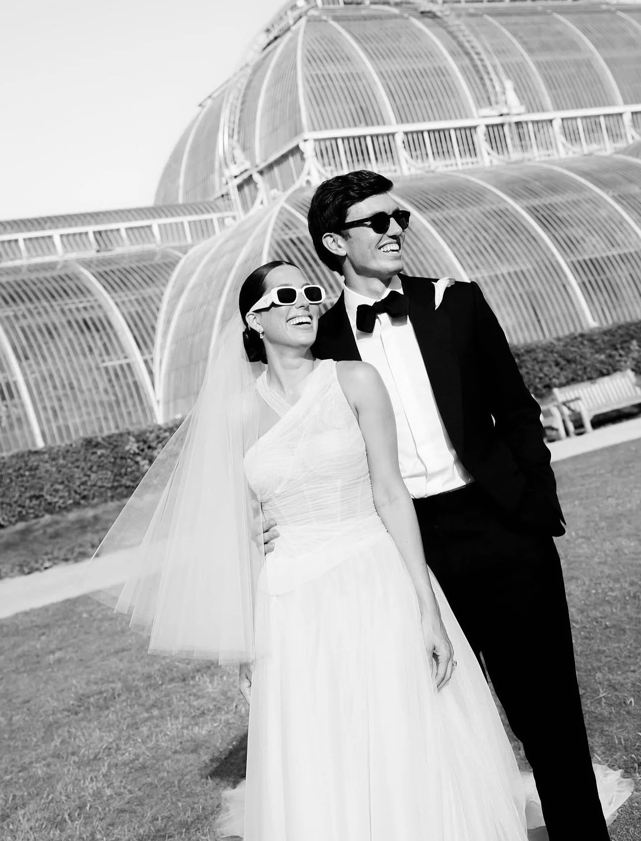 The coolest couple at Kew- absolutelyyyyy loving these black and white frames from @jessicalilyphotography 🤍🖤 
.
.
.
@matthew_oliver_weddings @bertie_matthewoliver @kewevents @kewgardens @jessicalilyphotography @elizabethgraniez 🖤 

#weddingflower