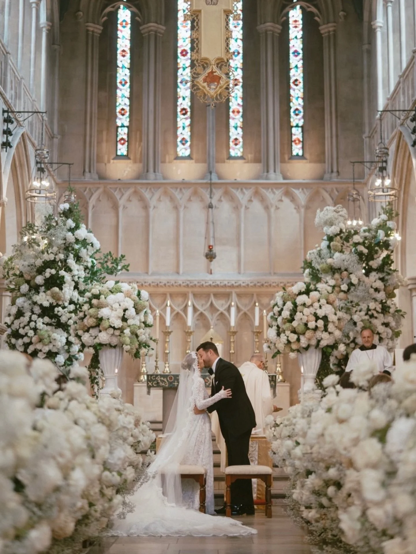 2025&hellip; the year we brought church pew ends back in a big way! Earlier this year, we lined every pew in a Chelsea church with mega posies &mdash; our modern take on the traditional church look. By lifting the flowers from the floor, we made spac