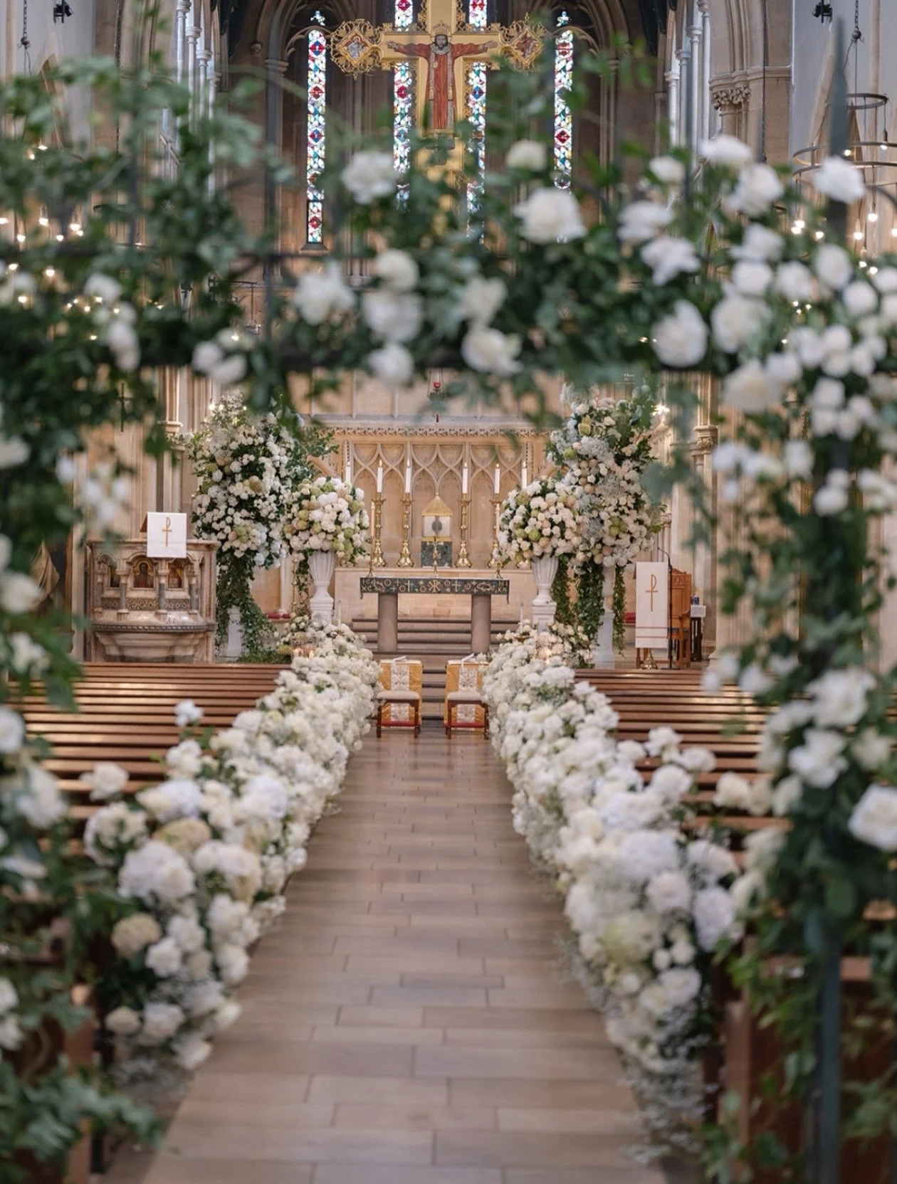 Aisles lined with flowers will always be our favourite kind of bridal entrance! 🫶🏼 
.
.
.

@alicewilkes_design @oliviaecorish  @claridgeshotel @kerryannduffyphotography 🤍 
.
#allforlove #allforlovelondon #pewends #love #london #church #bride #lond