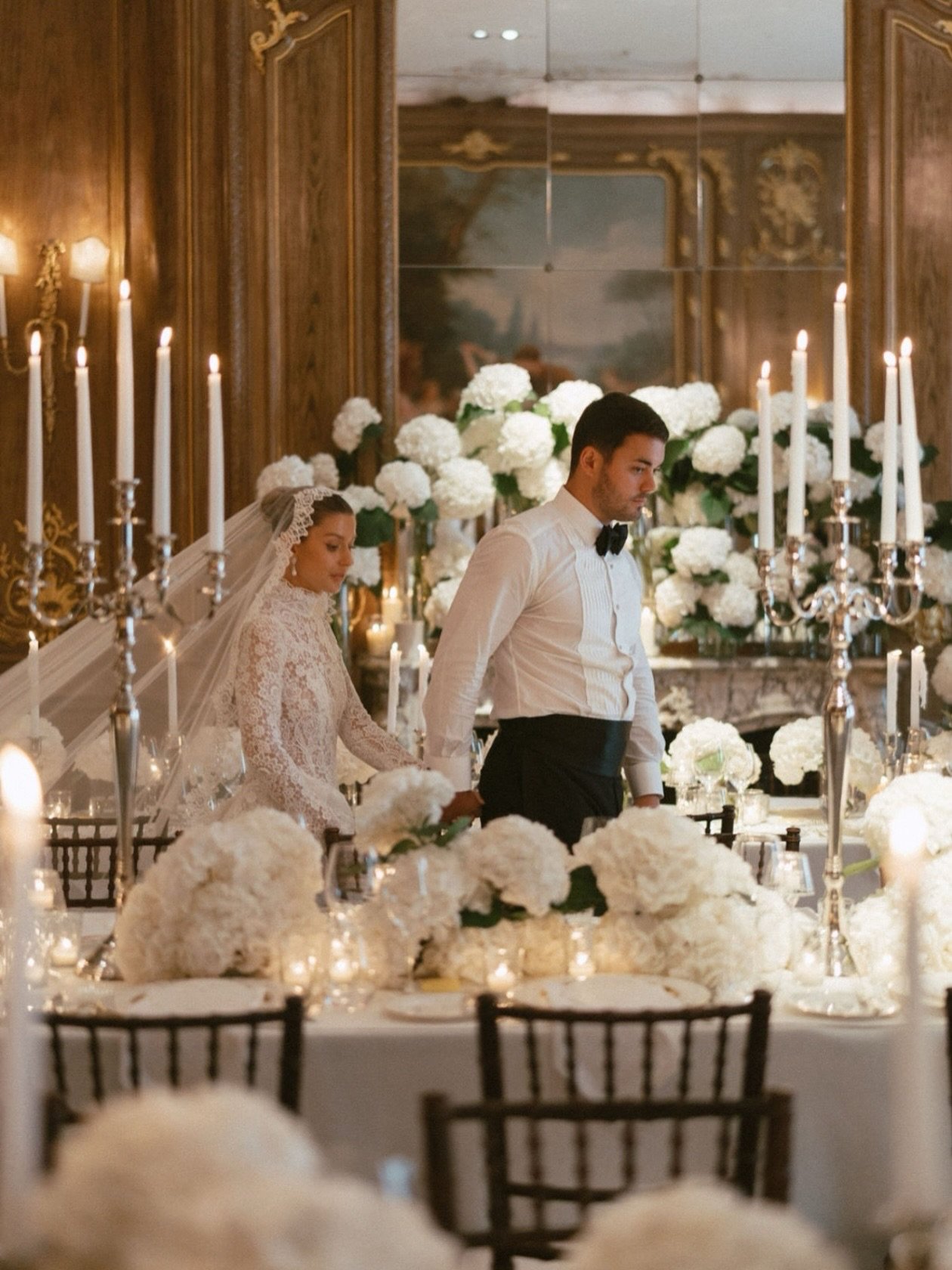 Is there anything more romantic than an all-white look at Claridge&rsquo;s? A dream palette of mixed variety white hydrangea and candlelight &mdash; pure understated luxury. 🤍
.
.
.
.
@alicewilkes_design @claridgeshotel @bushwhacked @oliviaecorish 
