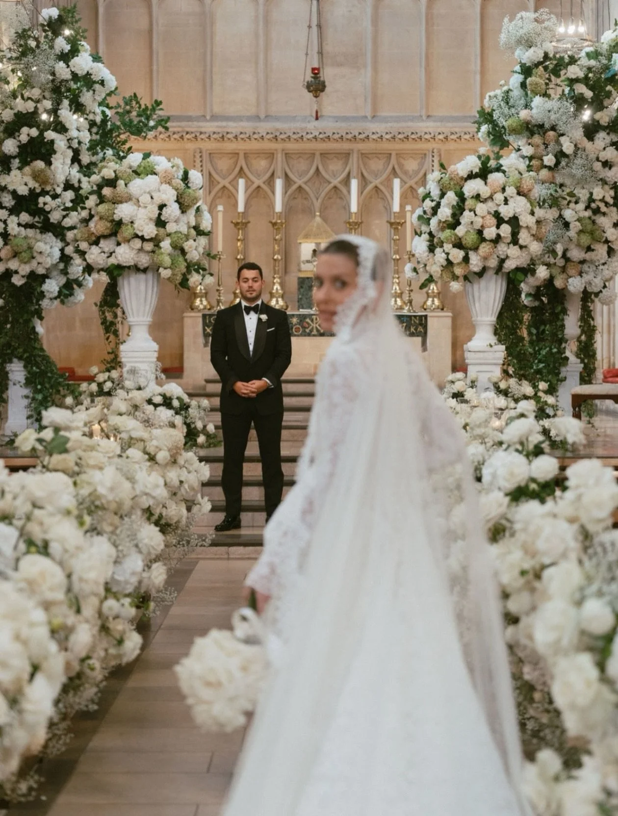 A white wedding of dreams - the kind that totally takes your breath away. 🤍 
.
.
@alicewilkes_design @bushwhacked @oliviaecorish 🤍

#AllForLoveLondon #allforlove #Claridges #WhiteHydrangea #LuxuryFlorals #FloralDesign #LondonWeddings #ModernRomance