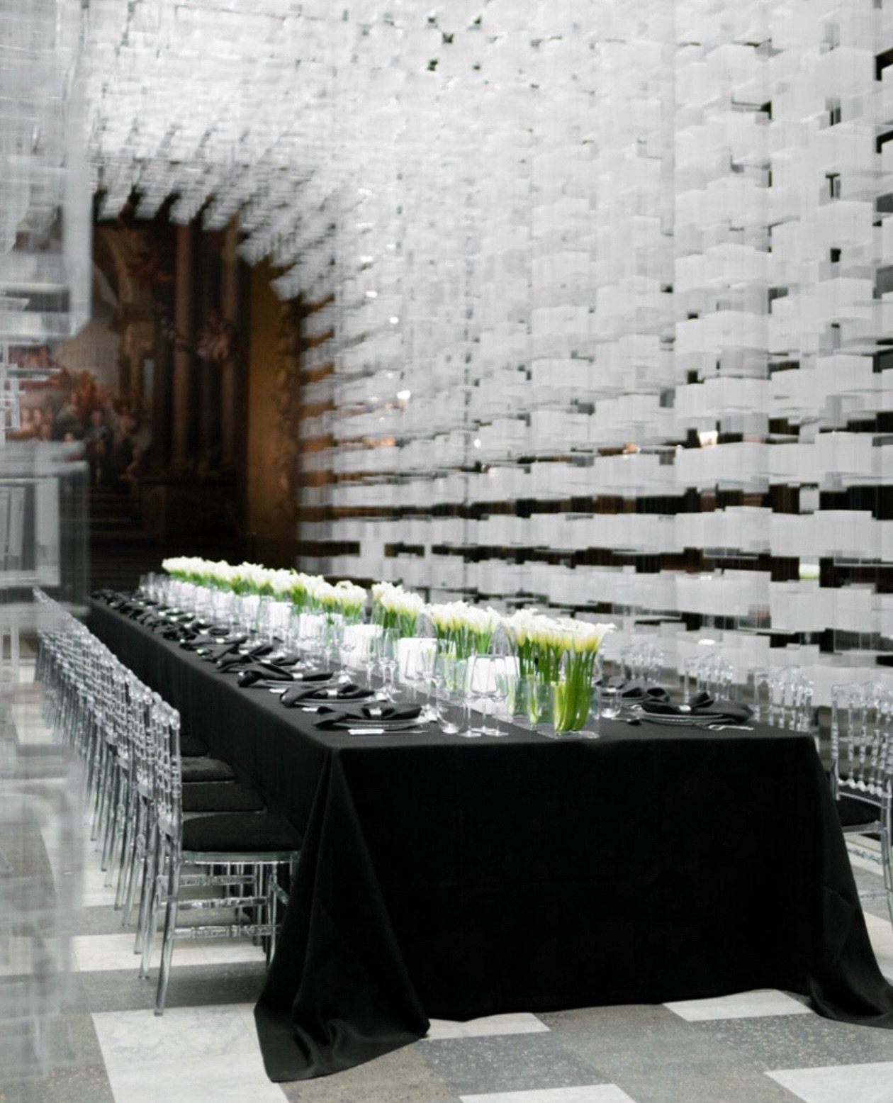 Not AI. Just real magic. An intimate dinner suspended between the old and the new &mdash; reminding us there are no limits to what art and event design can be! 🤍💫 
.
.
.
Design &amp; Florals - @allforlovelondon 
Planning - @georgia_matthewoliver 
P