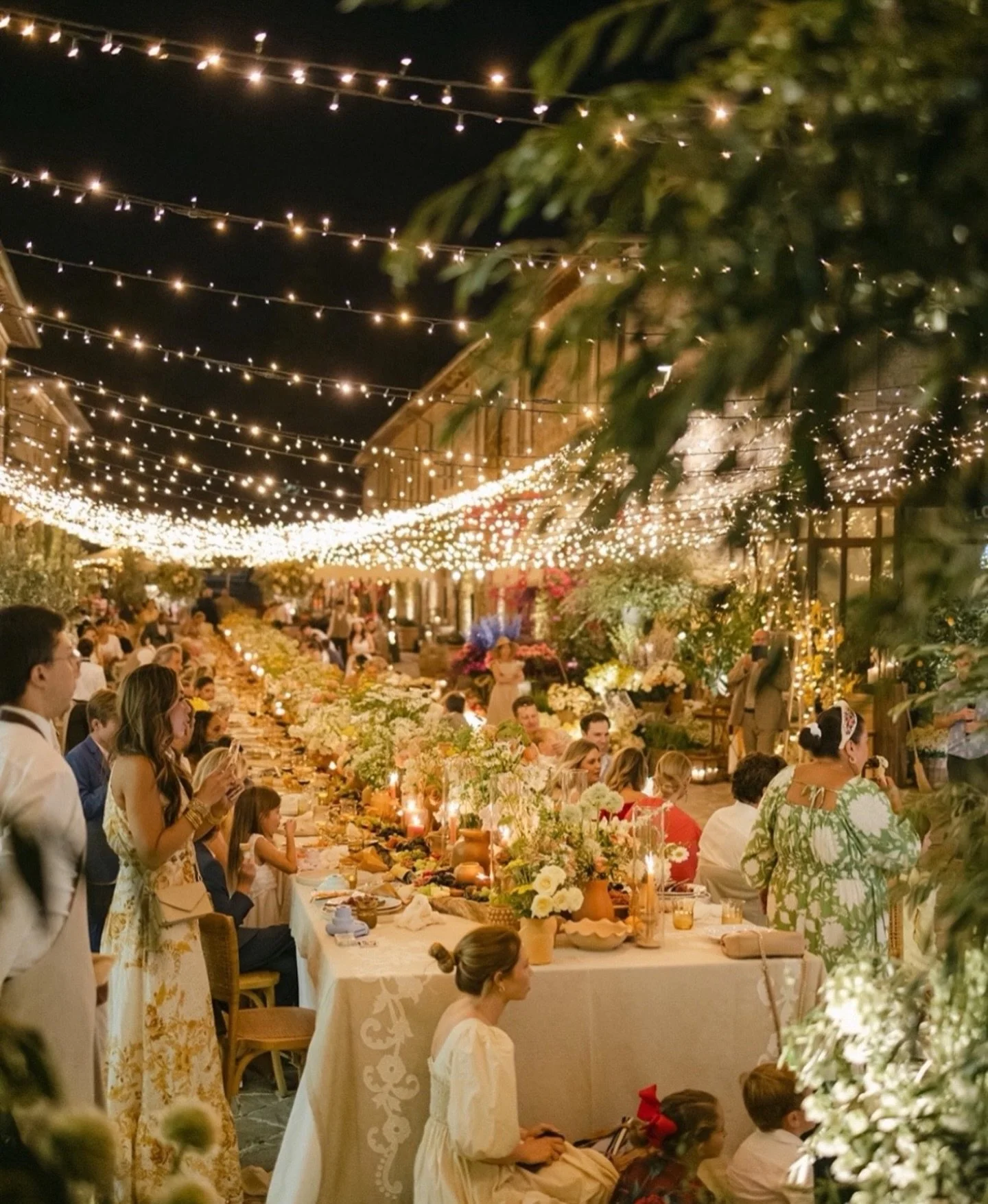 Remembering one of my faves&hellip; under the Tuscan stars. ✨ 💫 
.
.
.
#allforlove #allforlovelondon #florist #destinationflorist #love @everythingorganised @kerryannduffyphotography @castigliondelbosco