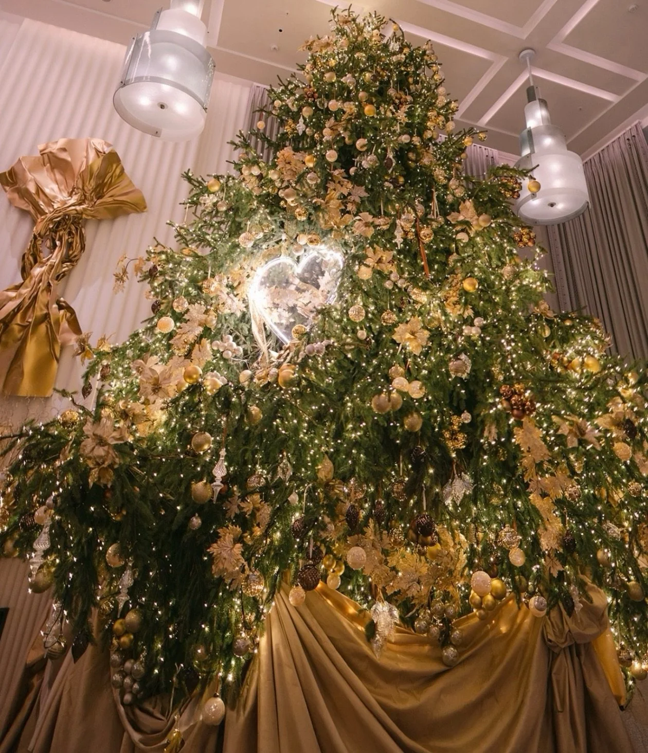 Every year, we bring in the biggest Christmas tree we can possibly fit inside Four Seasons Hotel Park Lane. 
It&rsquo;s become a tradition&hellip; and a nail-biting one at that.

A mega feat of logistics, structural engineering, teamwork &mdash; and 