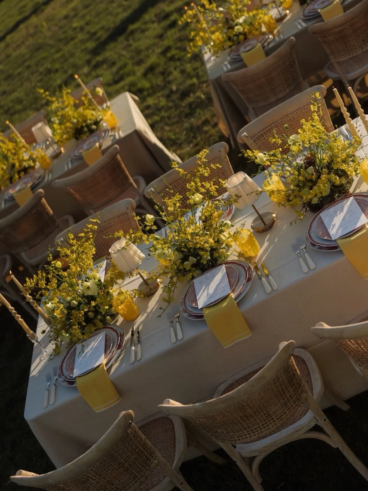 Yellow! Proof that one colour, done beautifully, is more than enough. 💛
.
.
.
 @nataliehewittweddings @stgileshouseweddings @jesswitheyphoto @maisonmargauxltd @eliesaabbridal 

#wedding #weddingflowers #allforlove #allforlovelondon #florist