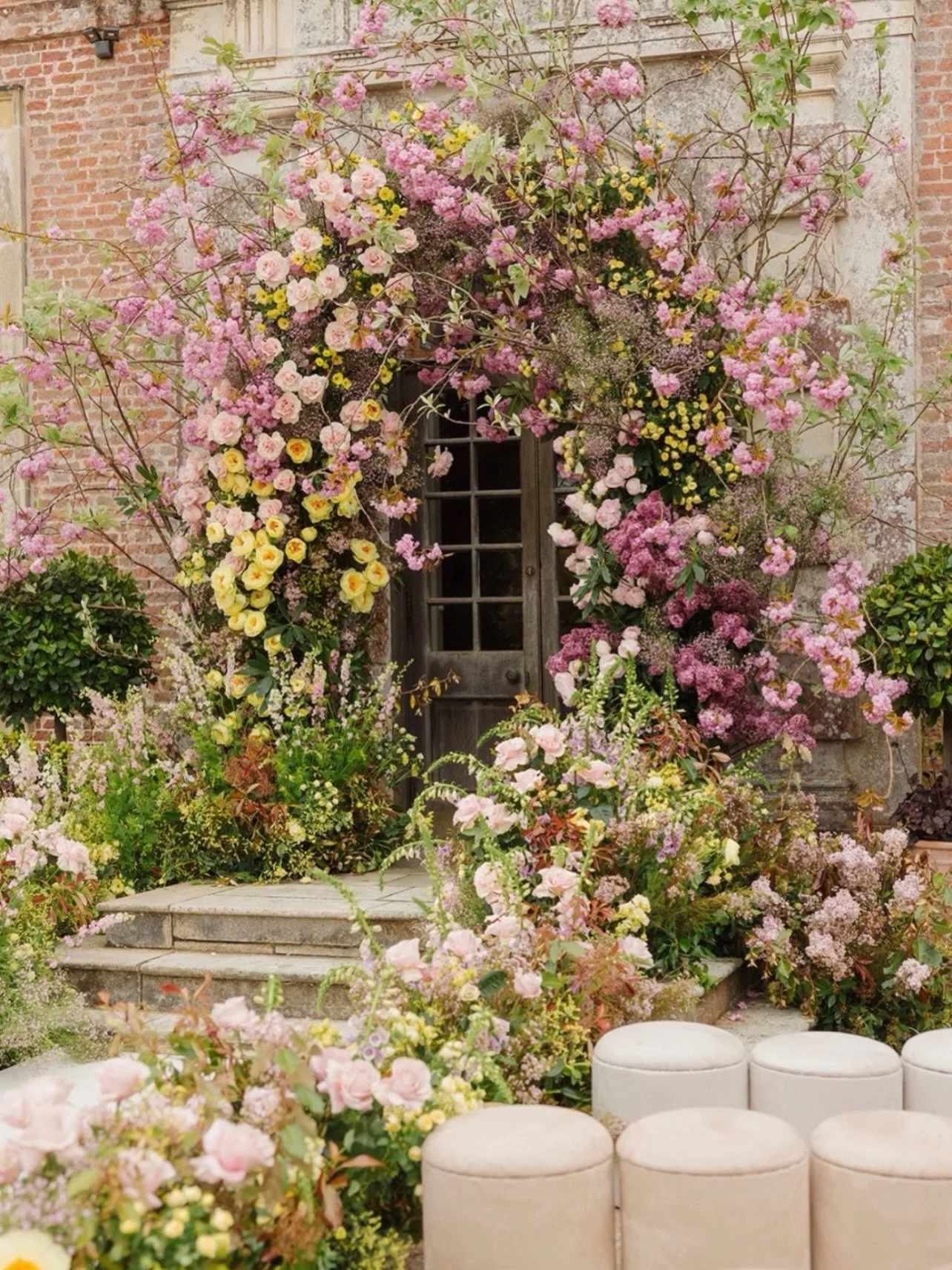 Swipe to the last slide to see Maple in the arch during set up! 💛 
.
.
.
@nataliehewittweddings @jesswitheyphoto @stgileshouseweddings @eliesaabbridal @invisibleblueuk
#wedding #allforlove #allforlovelondon #weddingflorist #bridalflowers