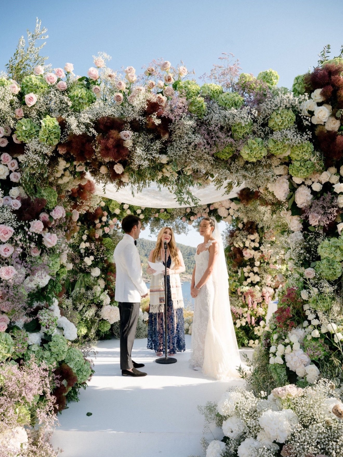 Sun-soaked vows beneath the most beautiful chuppah in Ibiza. 💫 
.
.
.

@islaandsmithbespokeevents
@tali__photography
@sixsenses.ibiza
@hedges16

#allforlovelondon #lovemademedoit #ibizawedding #destinationwedding #rooftopceremony luxurywedding