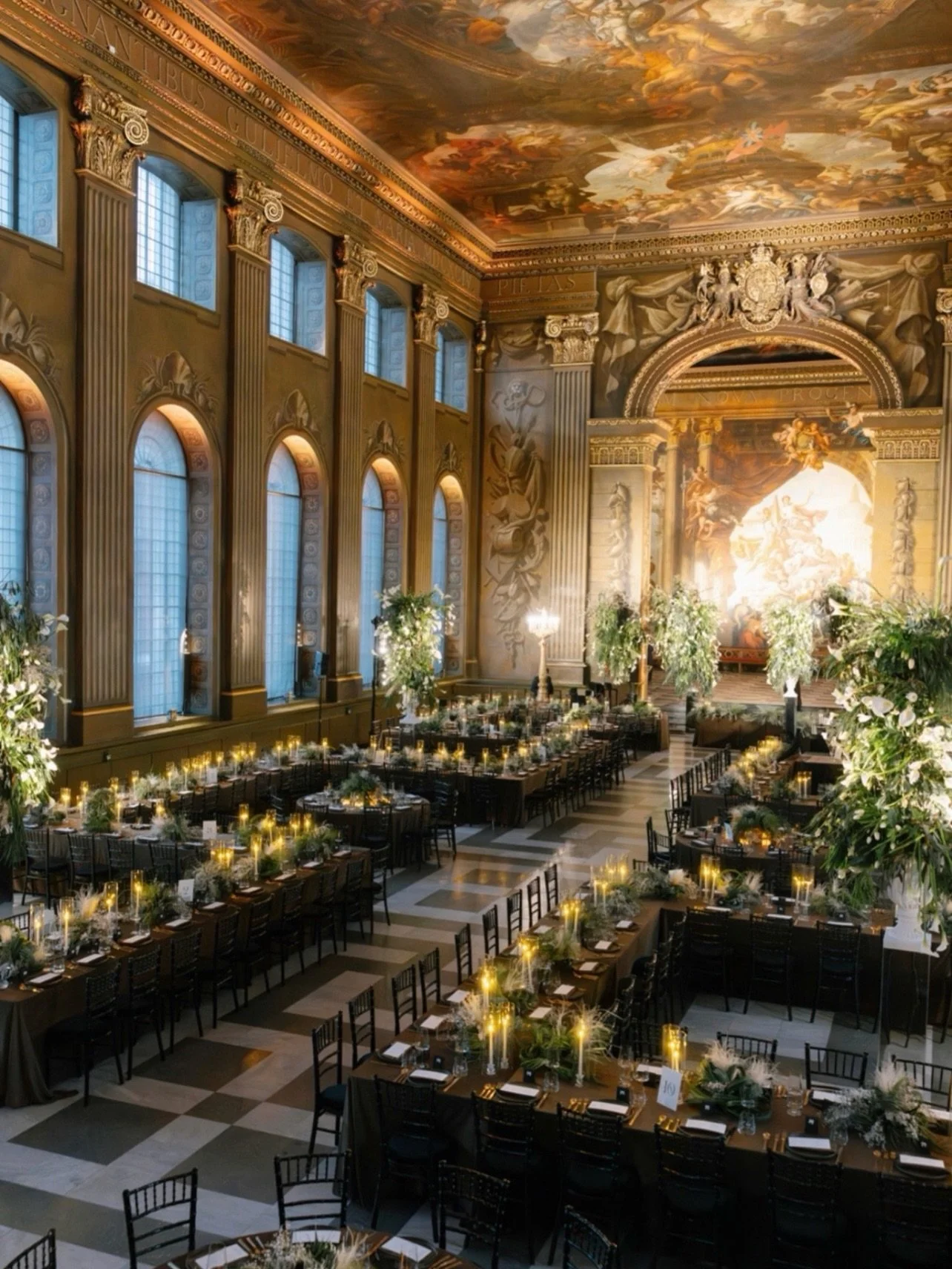 From our very first conversation with the wonderful Chenai, we knew together that this wedding had to be striking, different and iconic. 

At the Painted Hall, where eyes always go up, we chose to look down. Following the geometric floor paintings, t