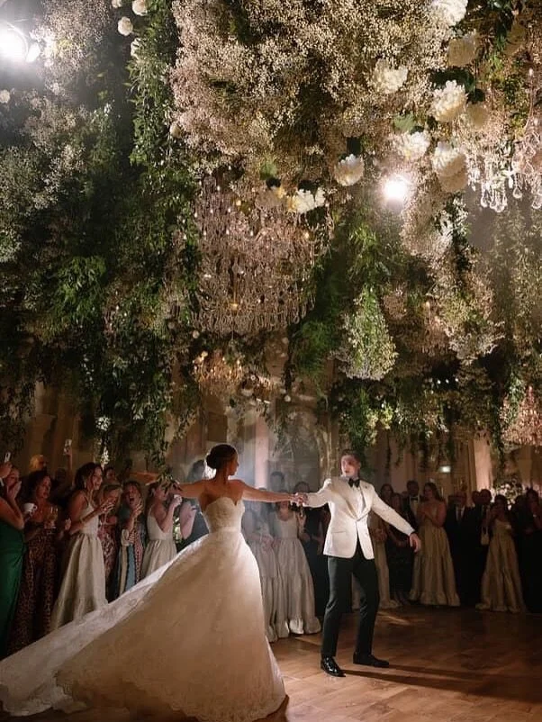 When the ceiling comes alive and the night turns into something unforgettable. Imagine a first dance beneath a living canopy of foliage, sunken chandeliers&hellip; wrapped in music, candlelight and all the love in the world! 💚 
.
.
.

.
@oliviabuckl