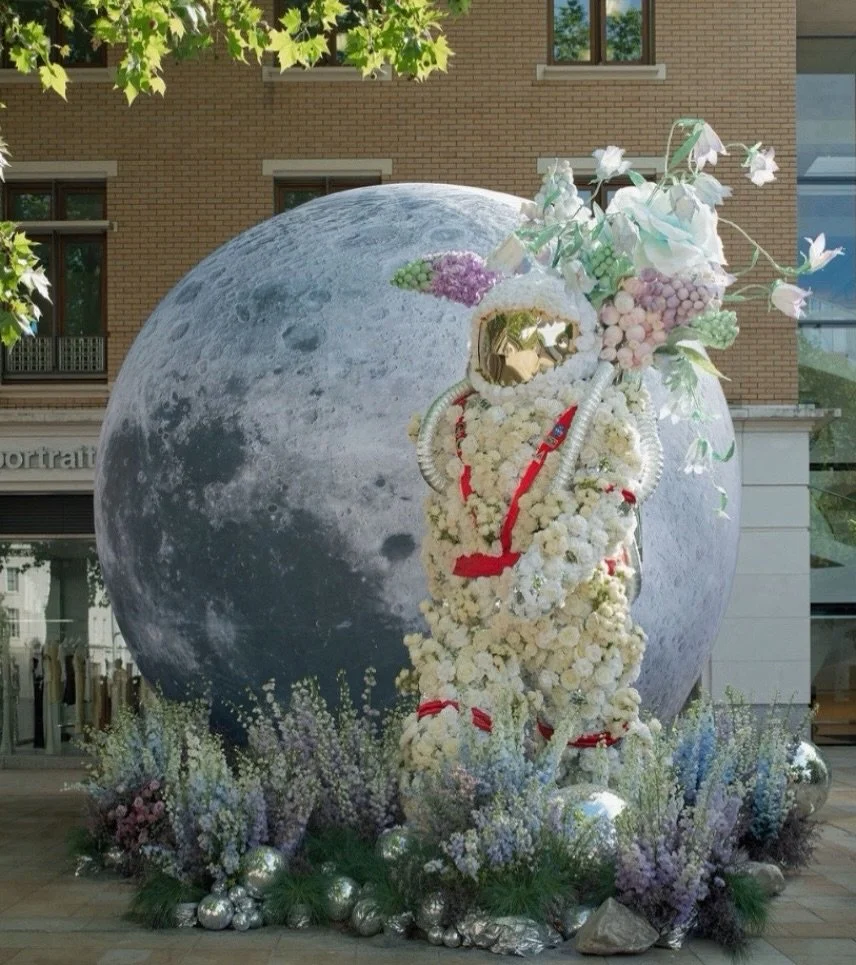 To the moon and back. 🌙✨ 
.
.
.
#allforlove #allforlovelondon #chelsea #design #chelseainbloom 🤍 @tammyshun @polarblackevents