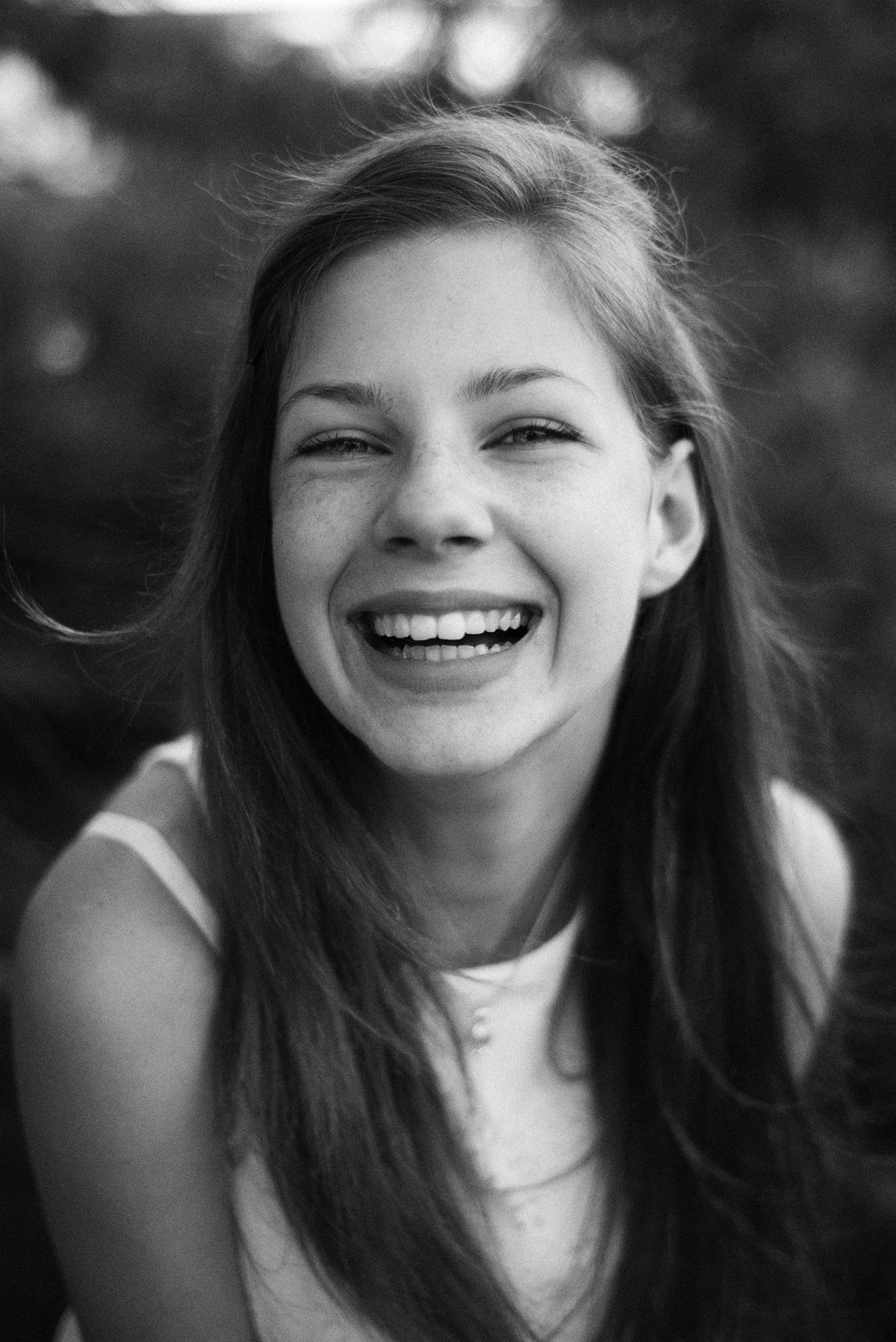 Ragazza sorridente in un'immagine in bianco e nero