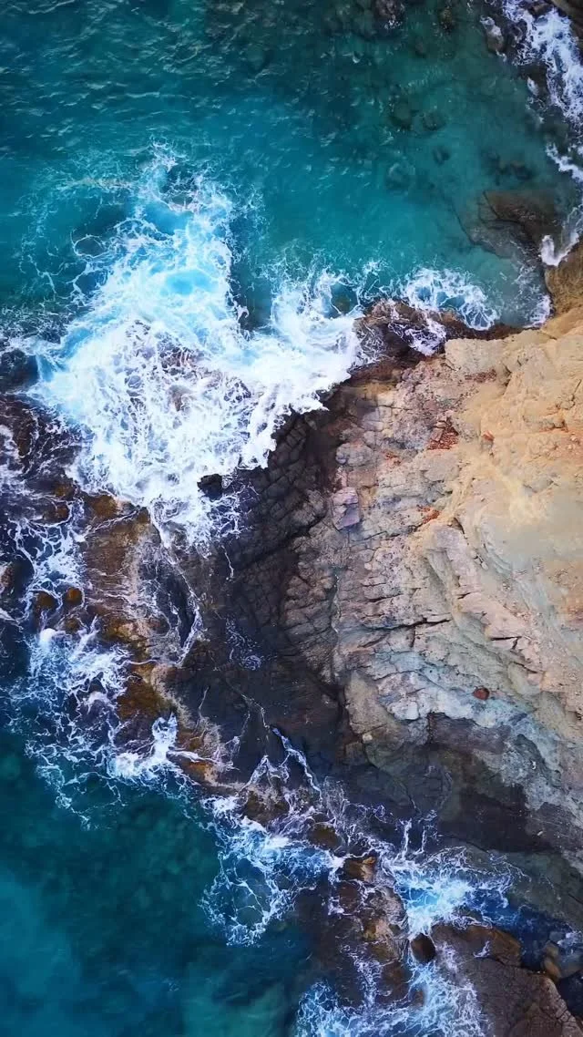Two Worlds Merging 🔅🌊
Phase: Pre-Golden Hour (warming up)
I tried to capture the waves as quickly as I could while the light was still strong to capture the details before the sun dips too low.
#dronevideo #dronelife #goldenhour #beautifuldest