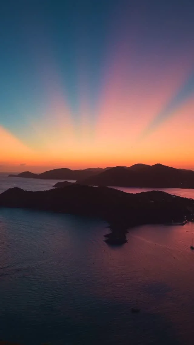 God’s Rays 🌄
Phase: Crepuscular Rays also known as God’s Rays. They appear when sunlight breaks through the gaps in the clouds during civil twilight (20-30 mins after sunset) majestically painting the sky with perfect beams of light.
T
